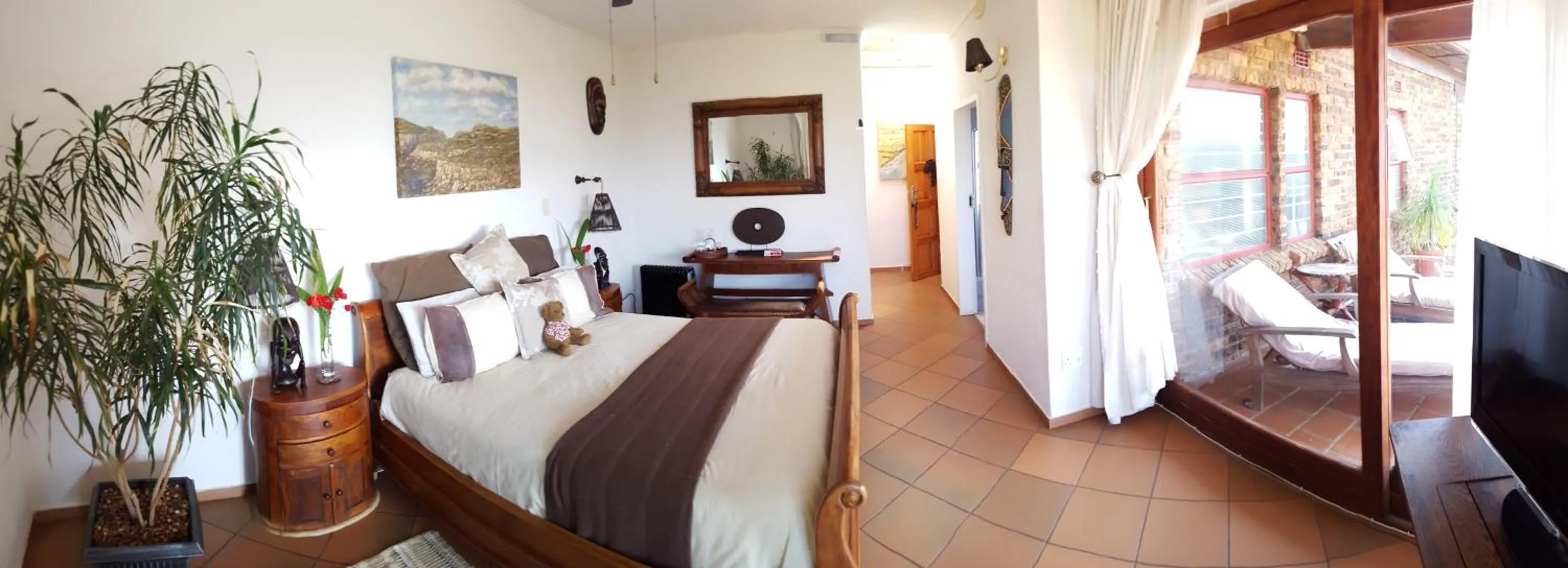 Photo of the whole room, Bed in Acra-Retreat Mountain View Lodge
