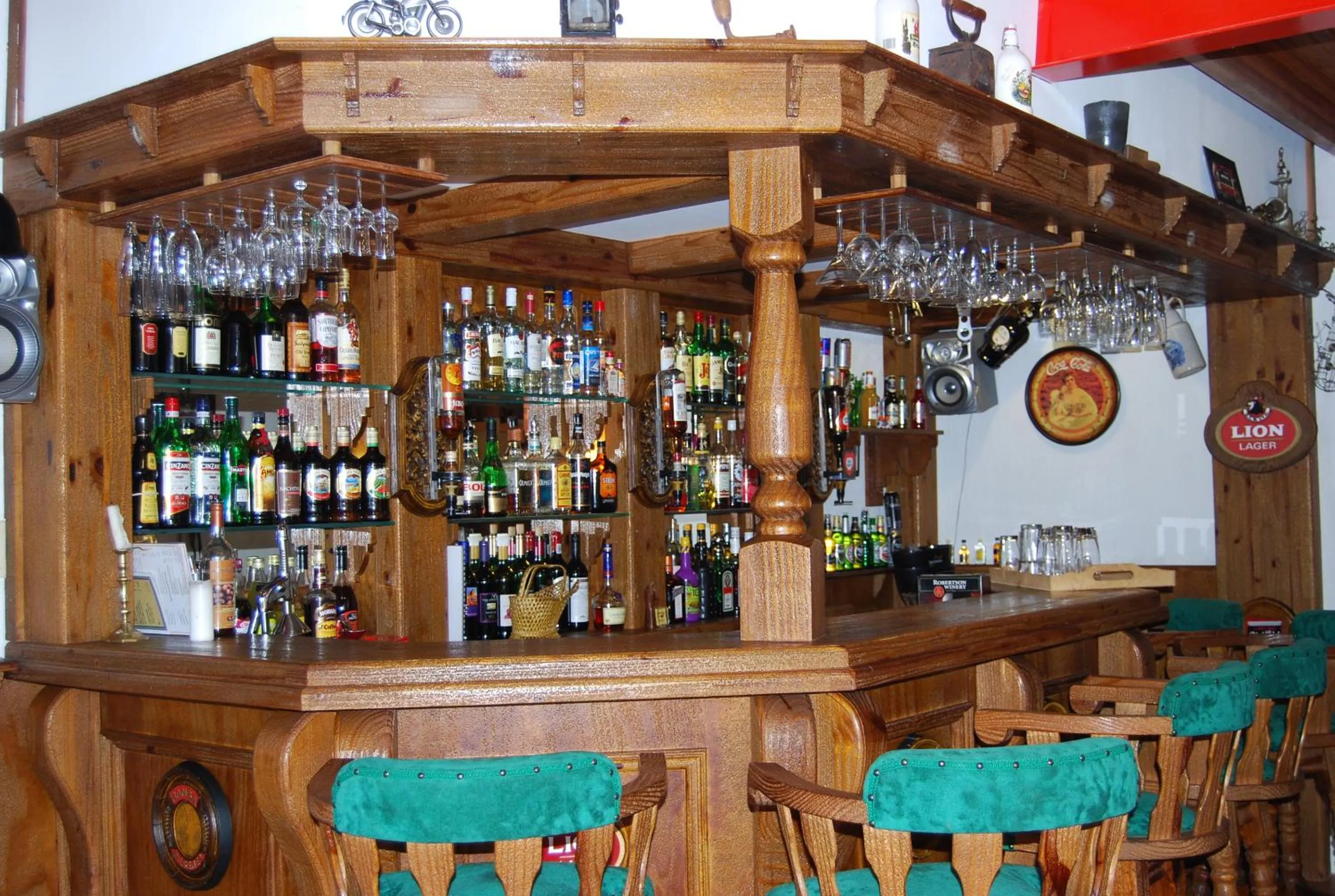 Lounge or bar in Acra-Retreat Mountain View Lodge