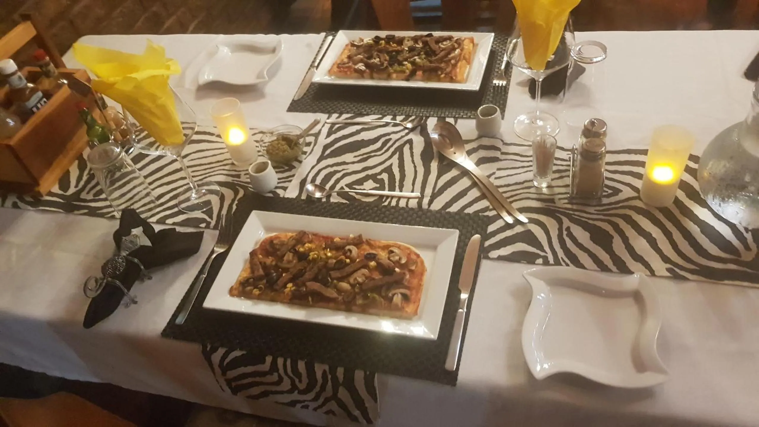 Restaurant/places to eat in Acra-Retreat Mountain View Lodge