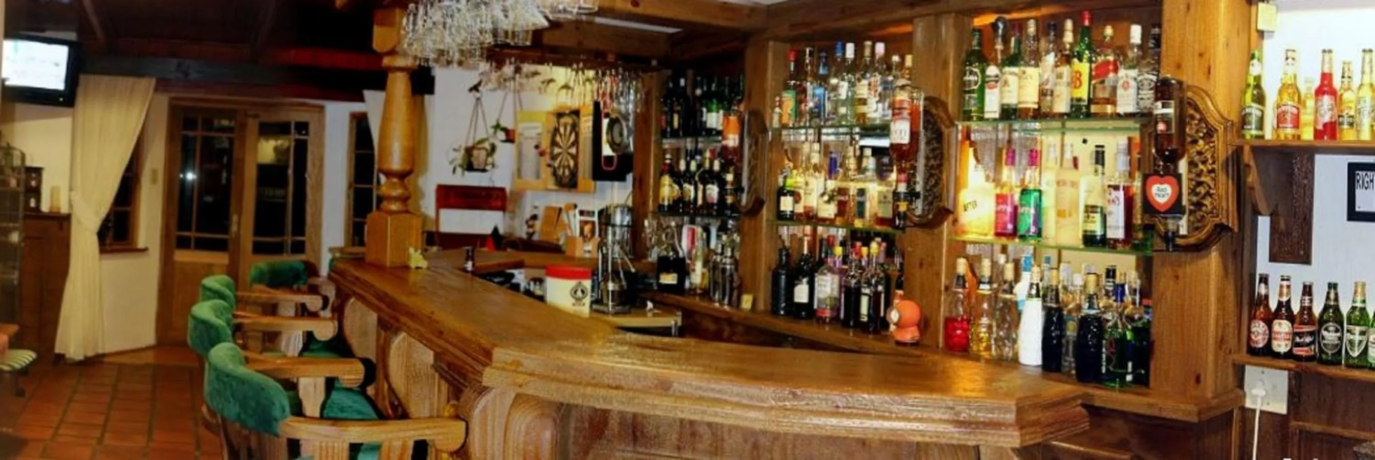 Lounge or bar in Acra-Retreat Mountain View Lodge