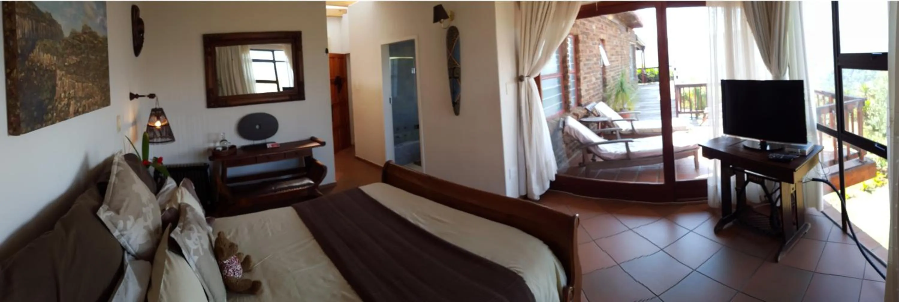 Photo of the whole room, Bed in Acra-Retreat Mountain View Lodge