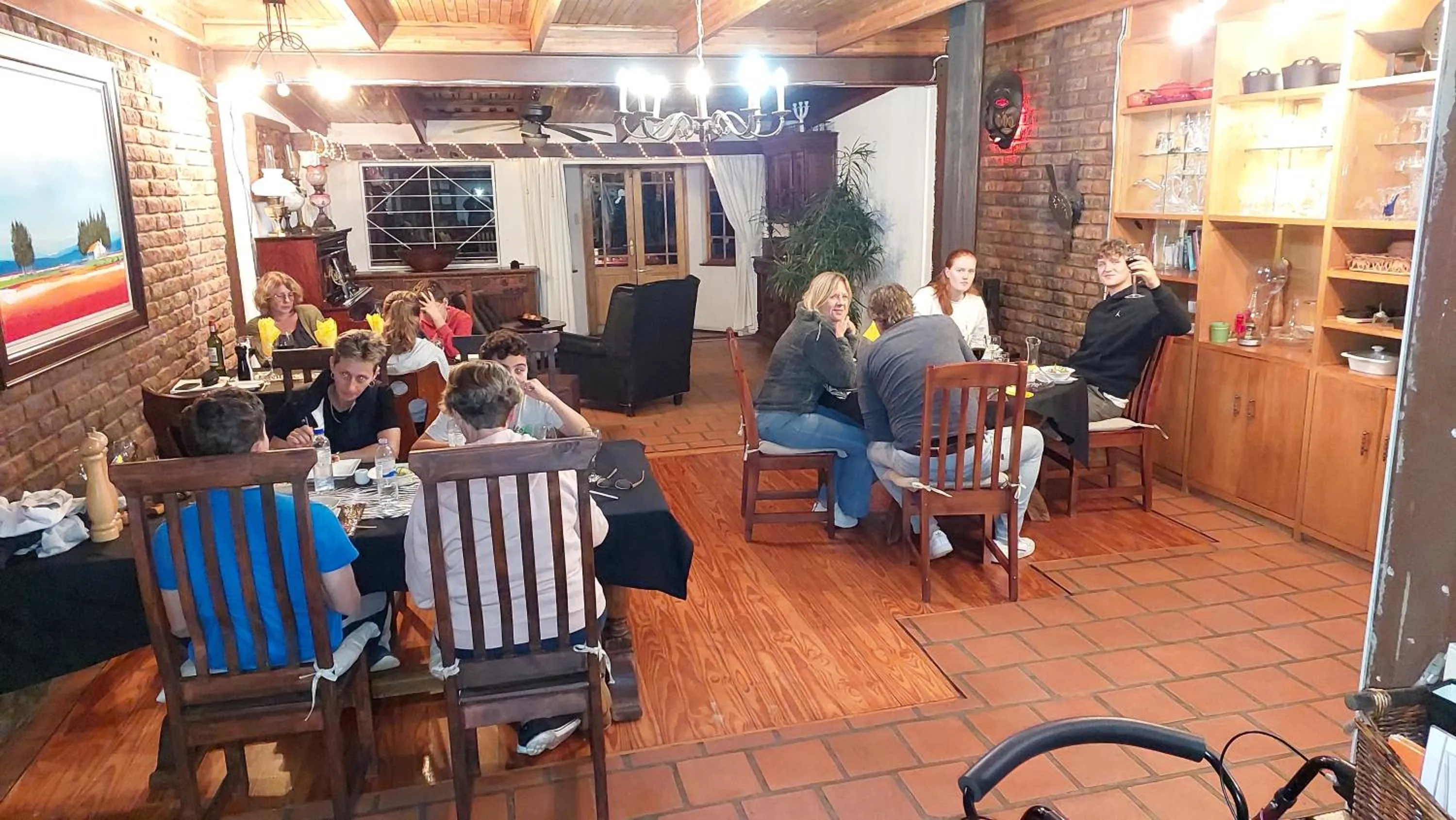 Restaurant/places to eat in Acra-Retreat Mountain View Lodge