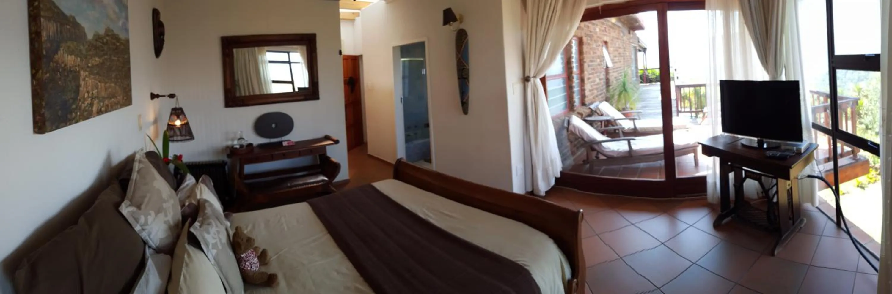 Photo of the whole room, Bed in Acra-Retreat Mountain View Lodge