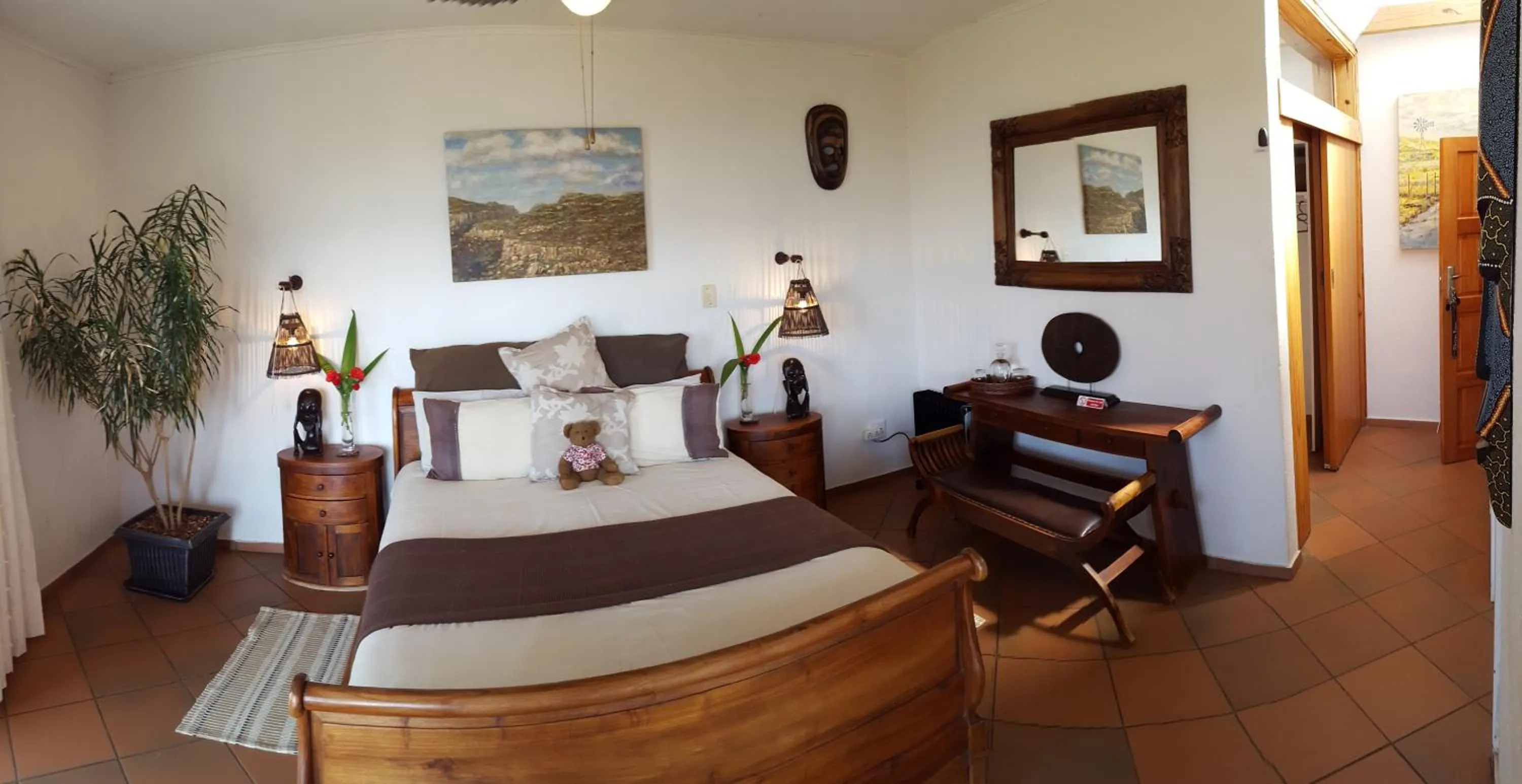 Photo of the whole room, Bed in Acra-Retreat Mountain View Lodge