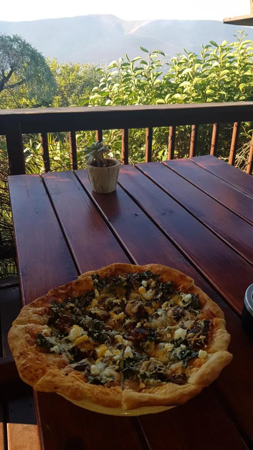 Restaurant/places to eat in Acra-Retreat Mountain View Lodge