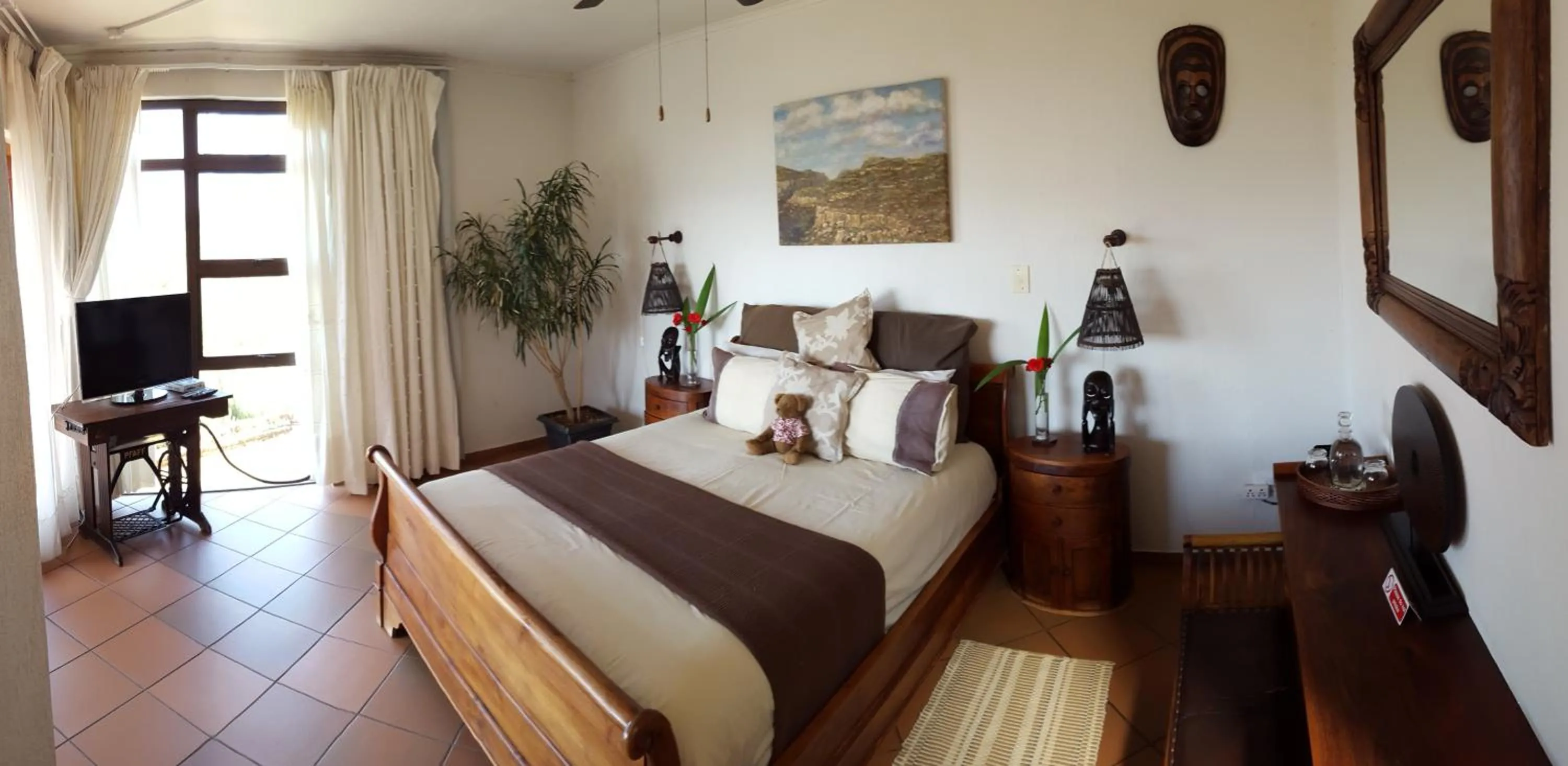 Photo of the whole room, Bed in Acra-Retreat Mountain View Lodge