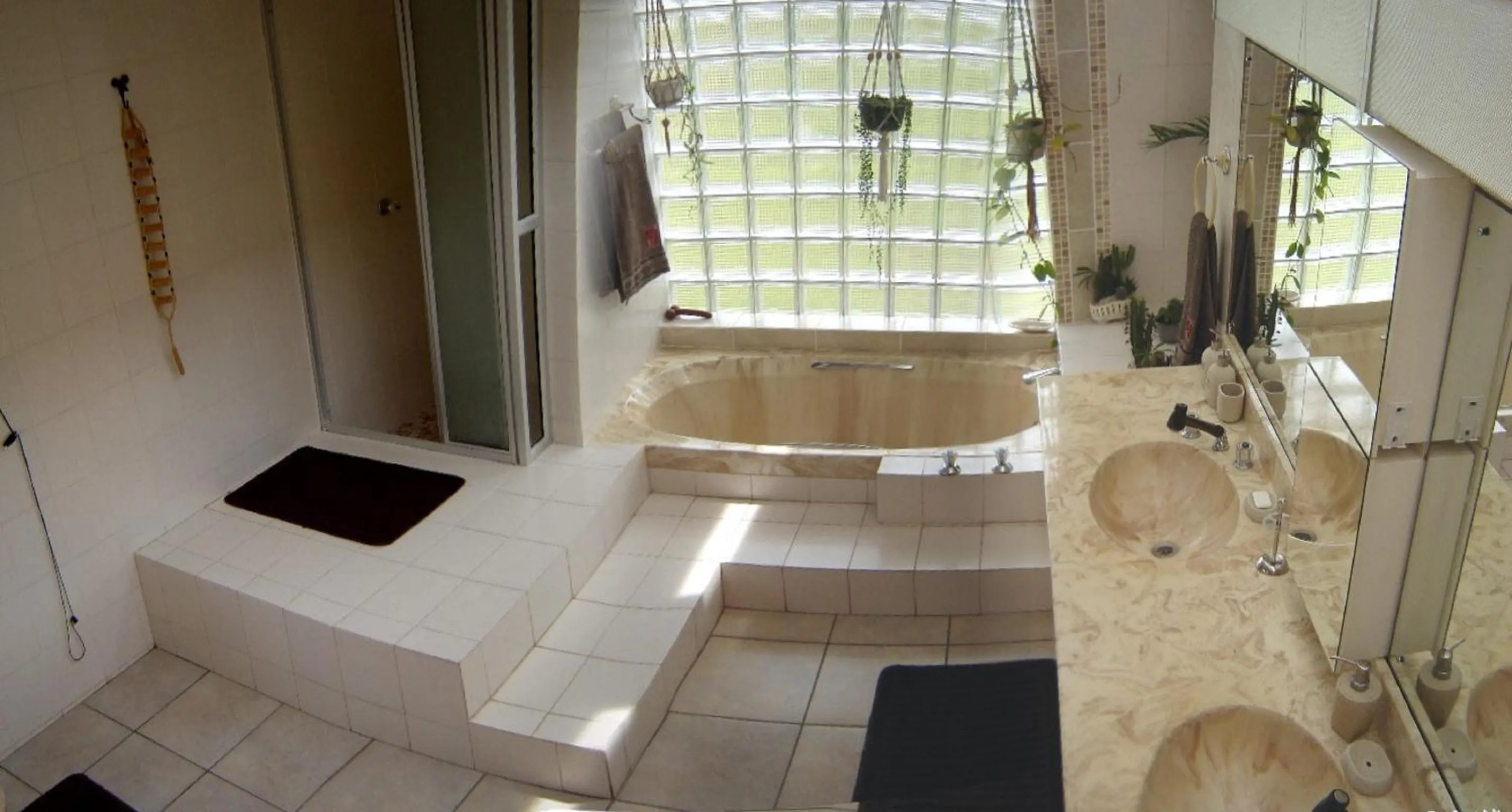 Bathroom in Acra-Retreat Mountain View Lodge