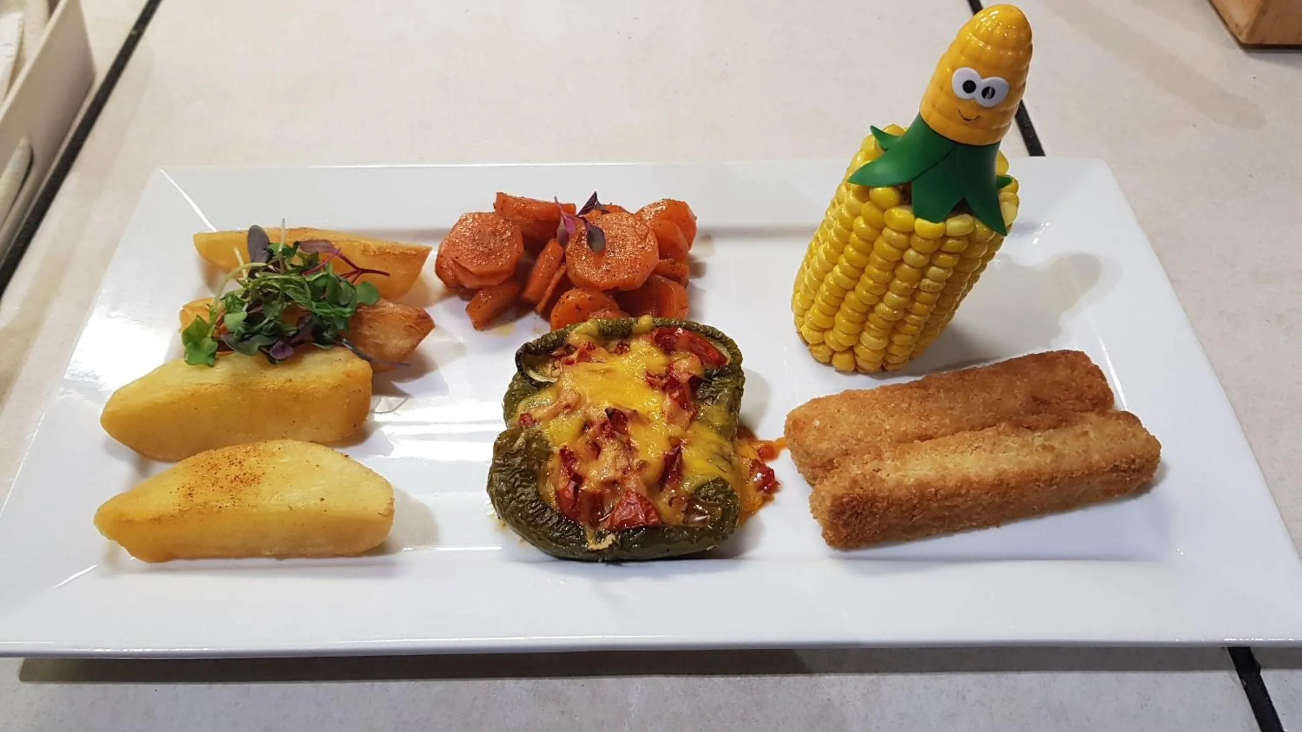 Restaurant/places to eat in Acra-Retreat Mountain View Lodge