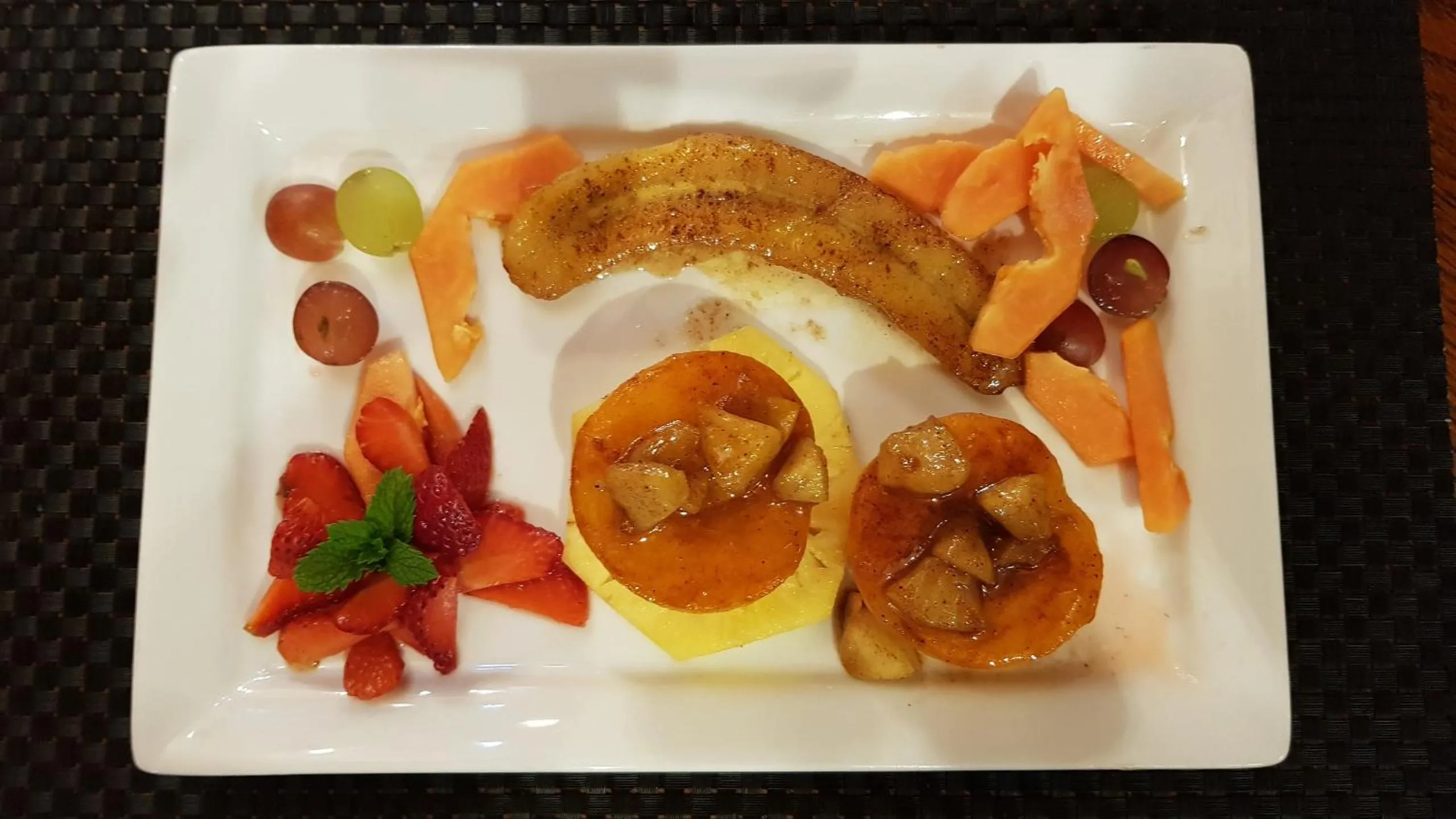 Restaurant/places to eat in Acra-Retreat Mountain View Lodge