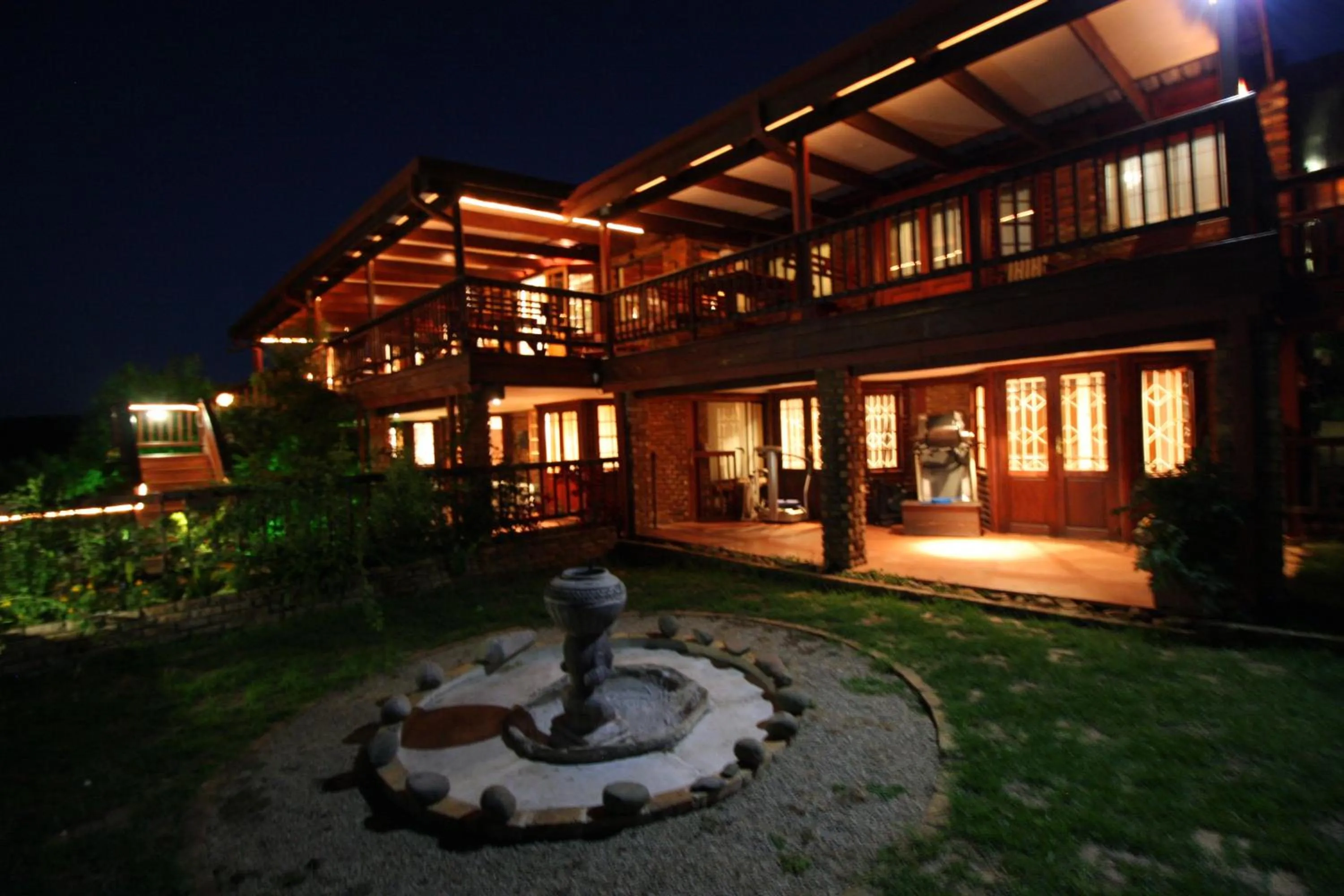 Night in Acra-Retreat Mountain View Lodge