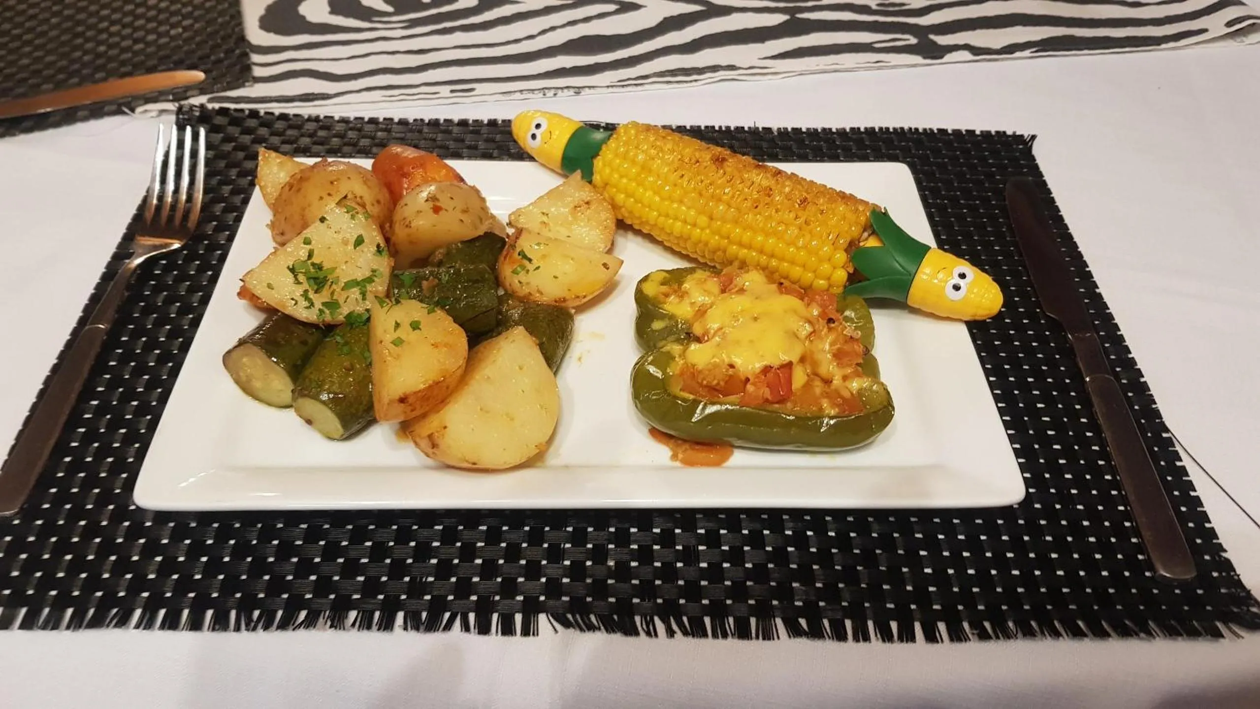 Restaurant/places to eat in Acra-Retreat Mountain View Lodge