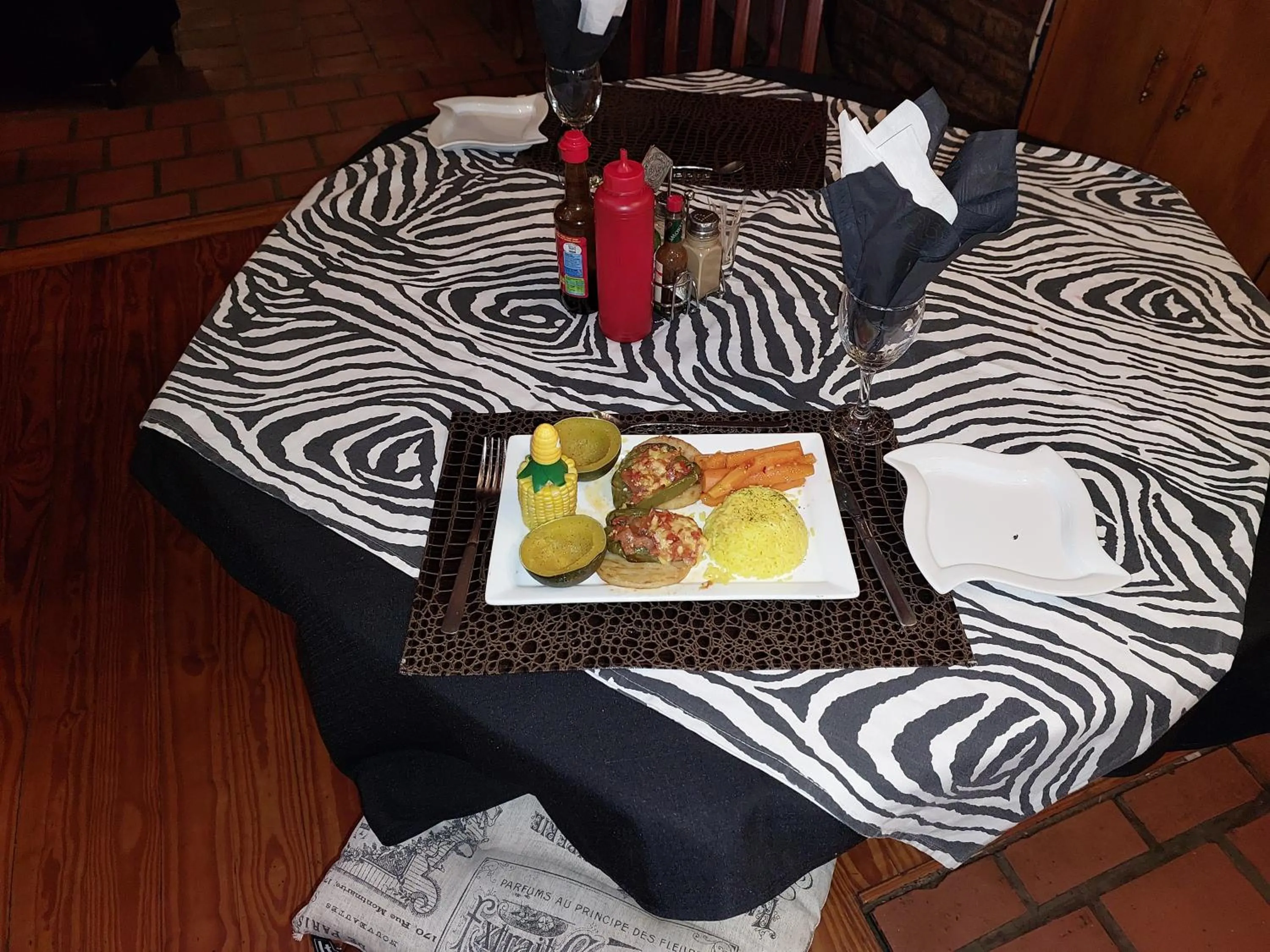 Restaurant/places to eat in Acra-Retreat Mountain View Lodge