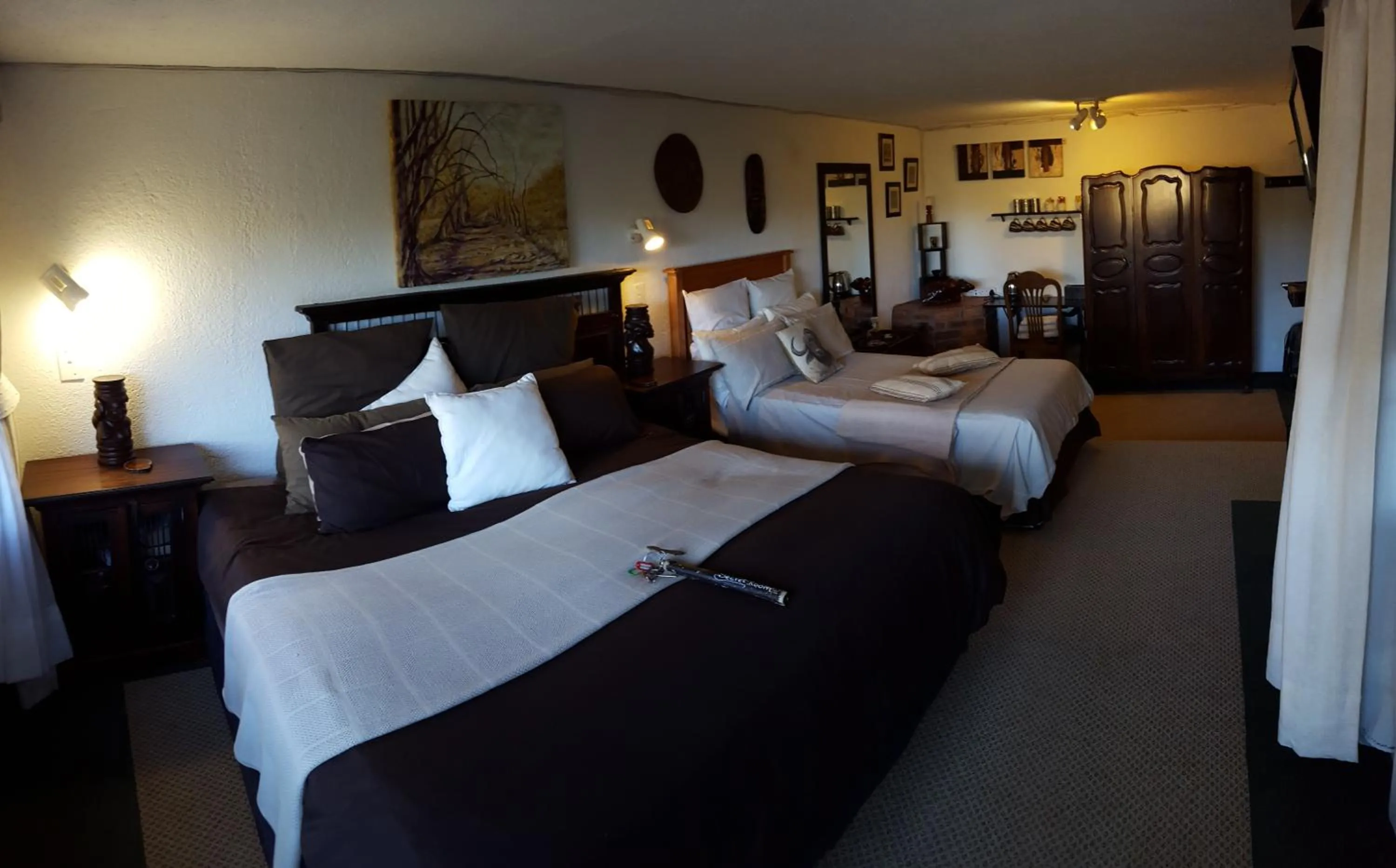 Photo of the whole room, Bed in Acra-Retreat Mountain View Lodge