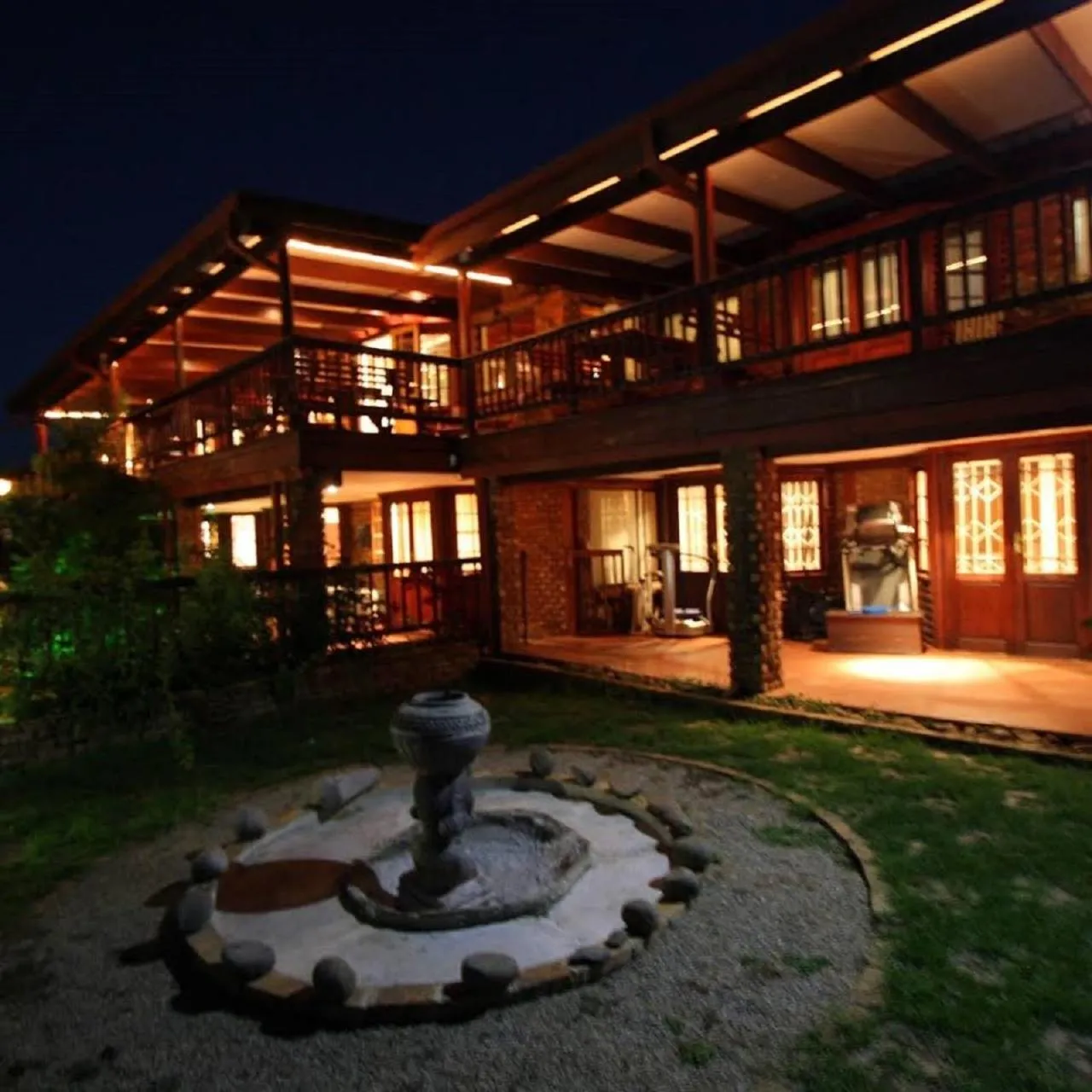 Night in Acra-Retreat Mountain View Lodge