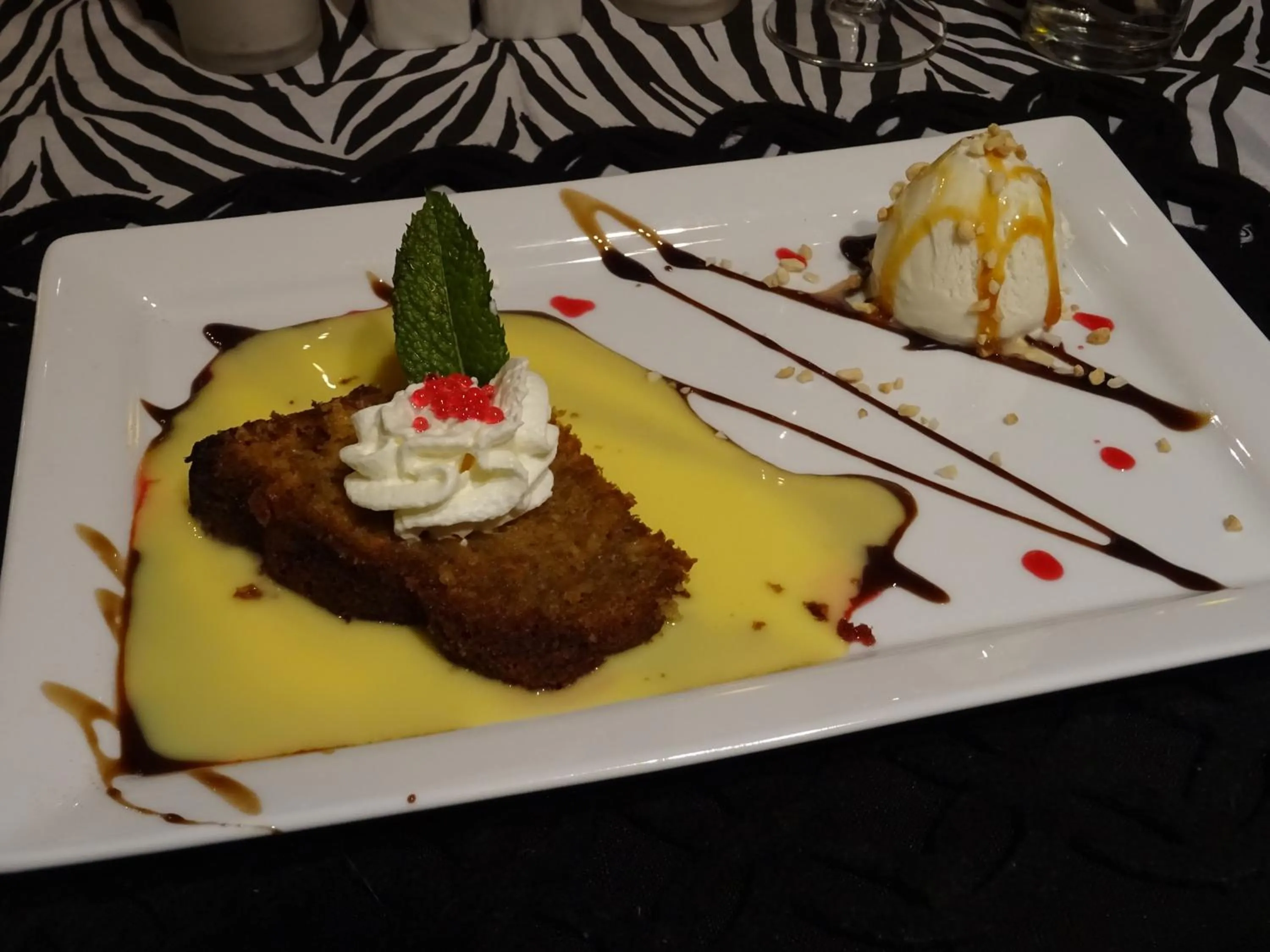 Restaurant/places to eat in Acra-Retreat Mountain View Lodge