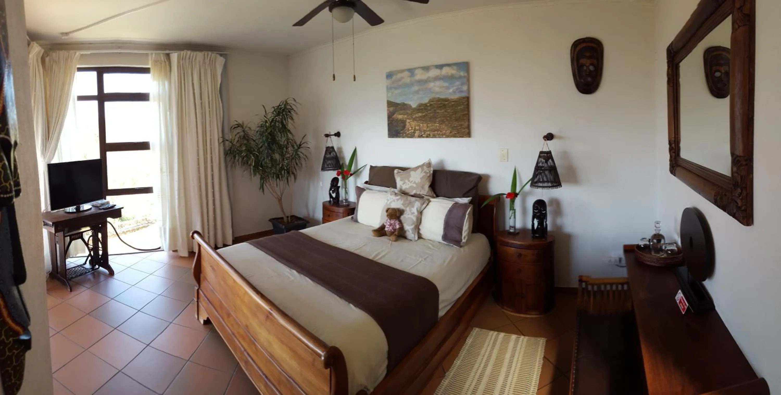 Photo of the whole room, Bed in Acra-Retreat Mountain View Lodge