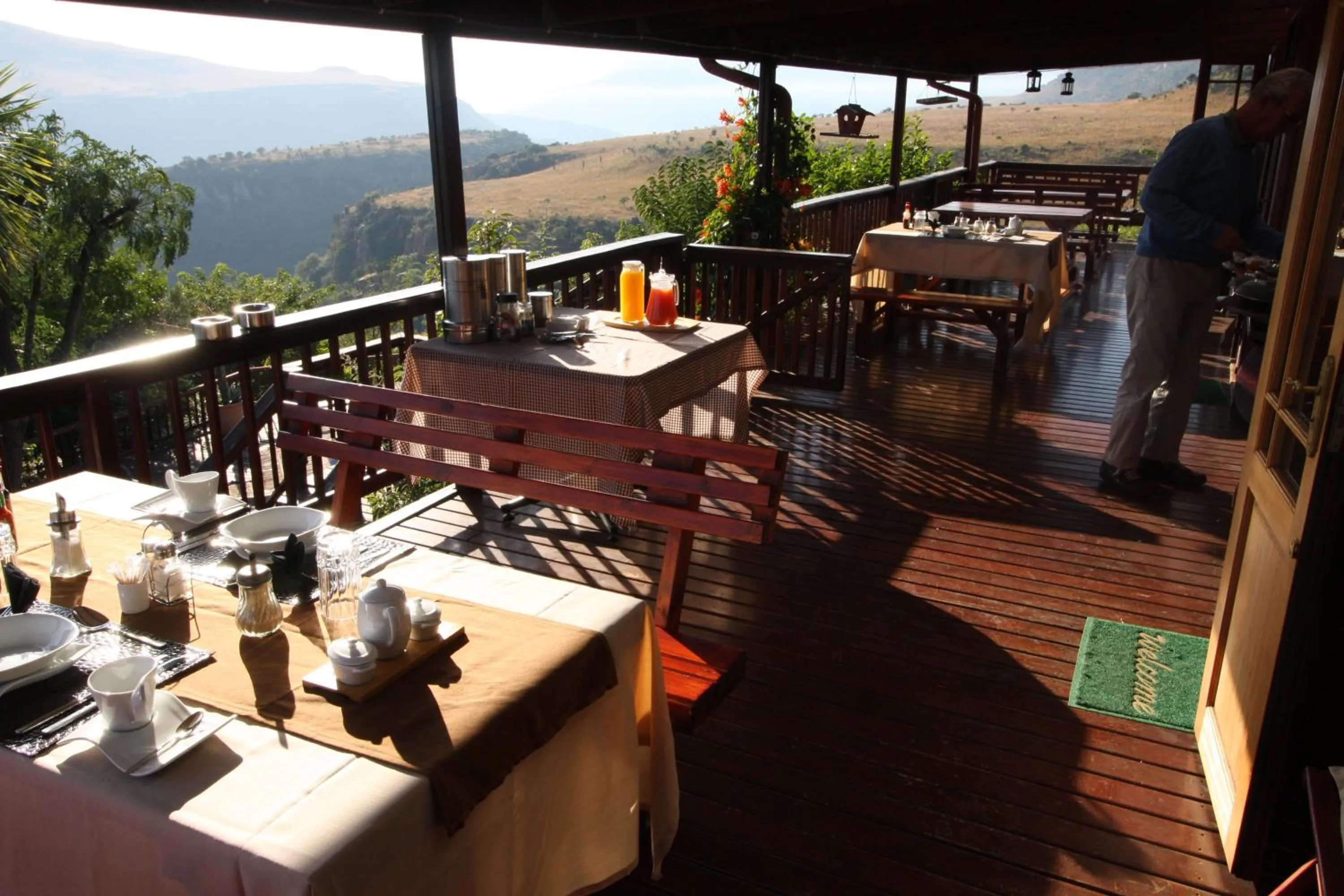Restaurant/places to eat in Acra-Retreat Mountain View Lodge