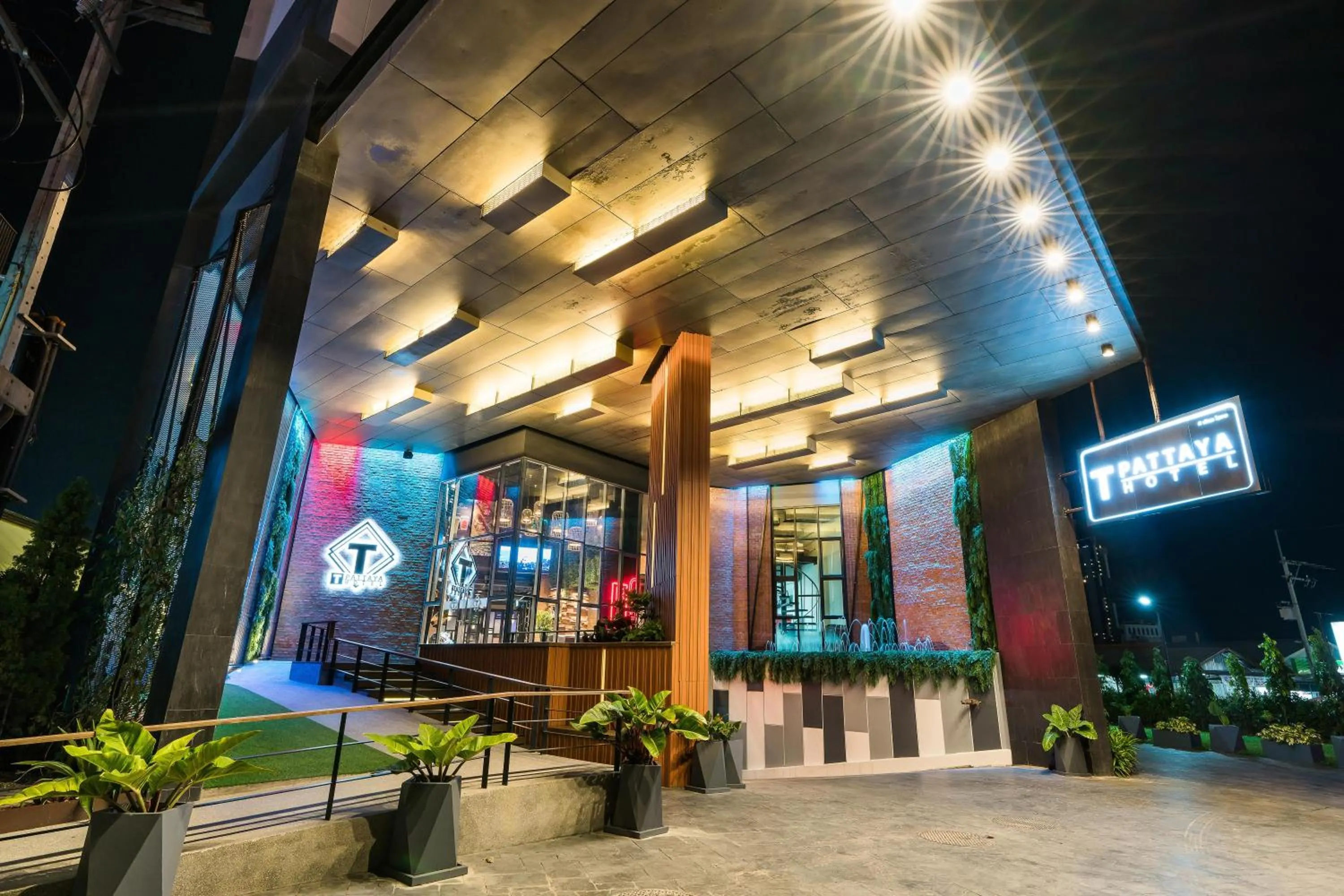 Lobby or reception in SureStay Plus by Best Western T Pattaya