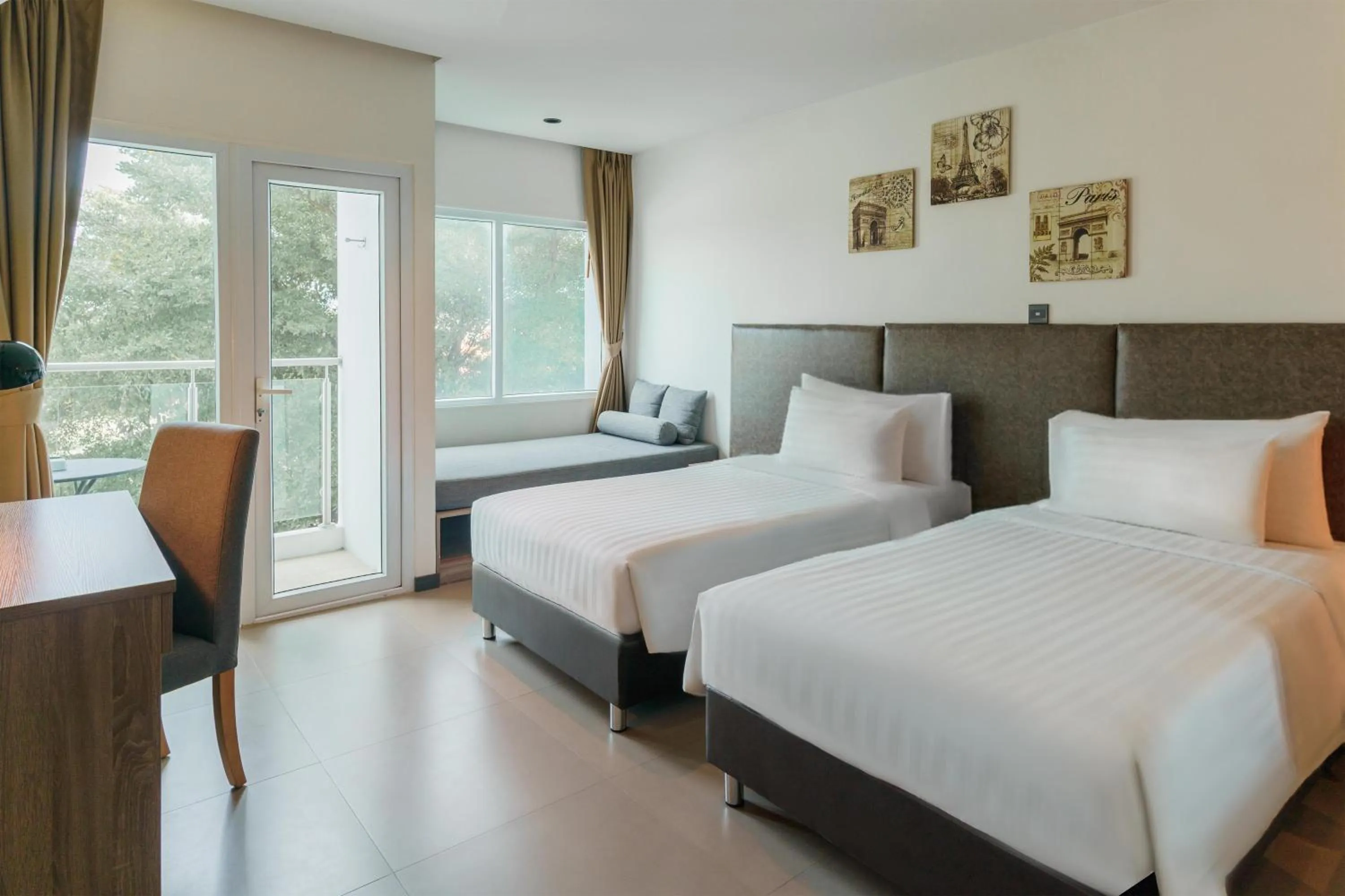 Bedroom, Bed in SureStay Plus by Best Western T Pattaya