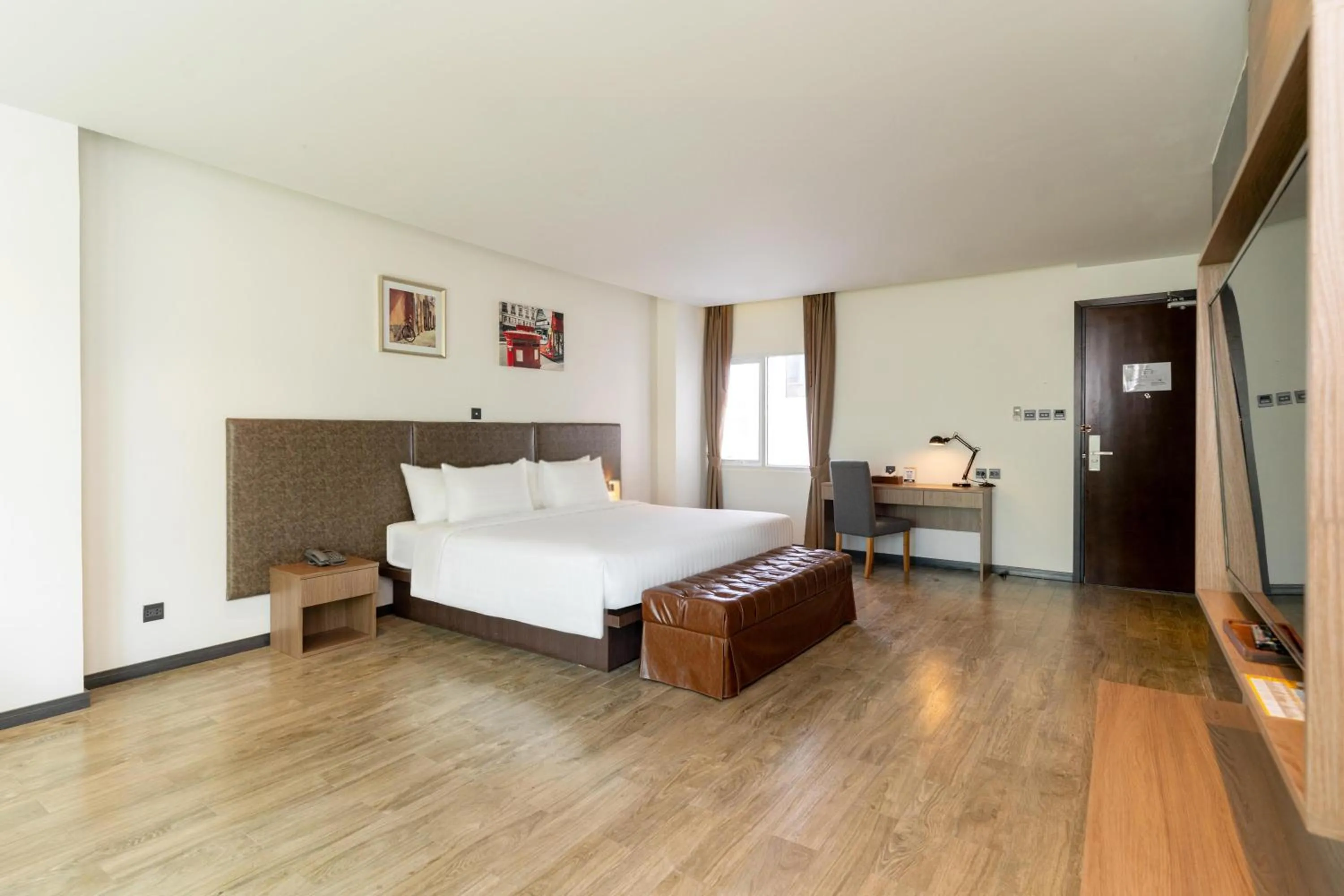 Photo of the whole room, Bed in SureStay Plus by Best Western T Pattaya