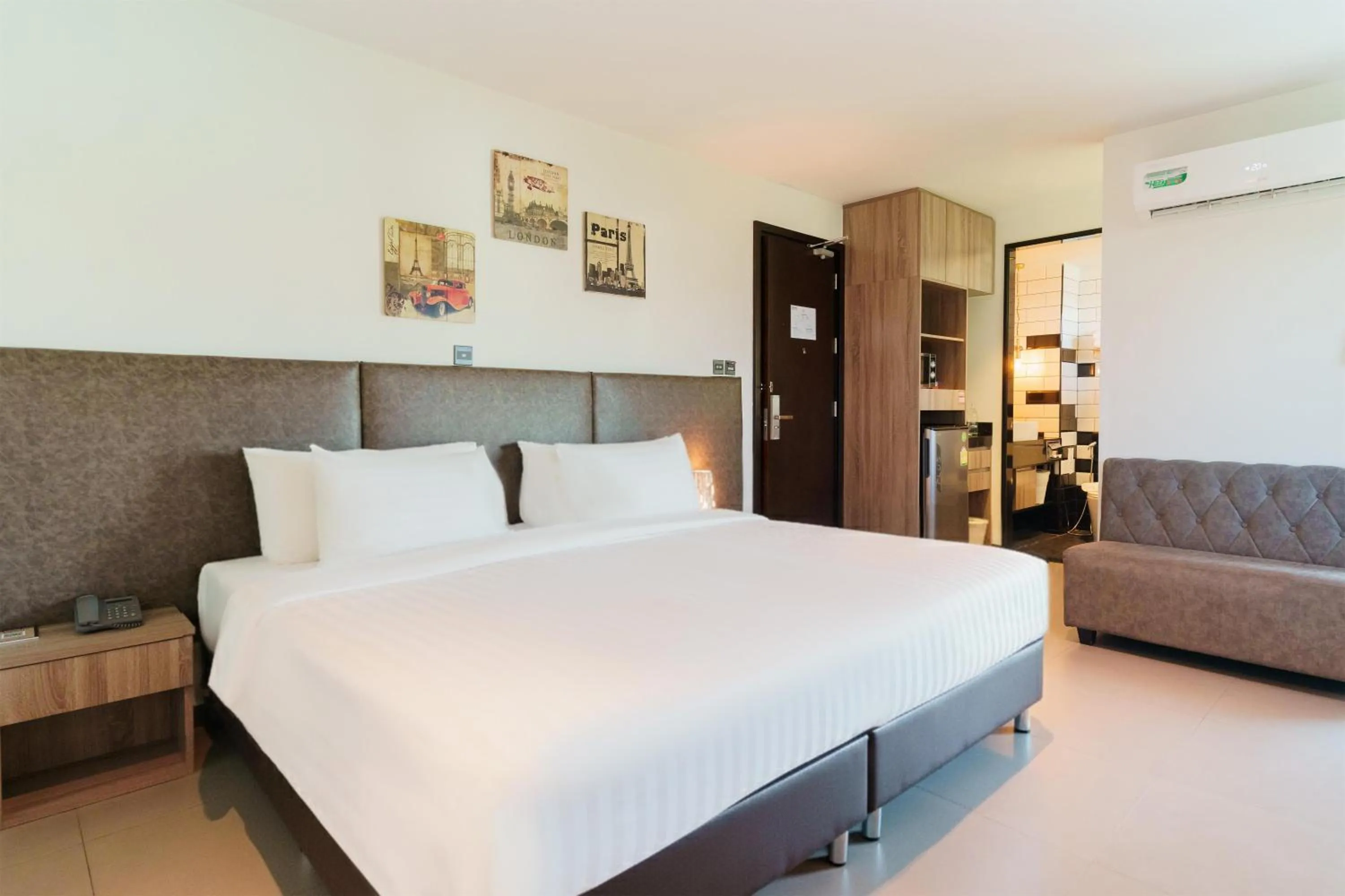 Bedroom, Bed in SureStay Plus by Best Western T Pattaya