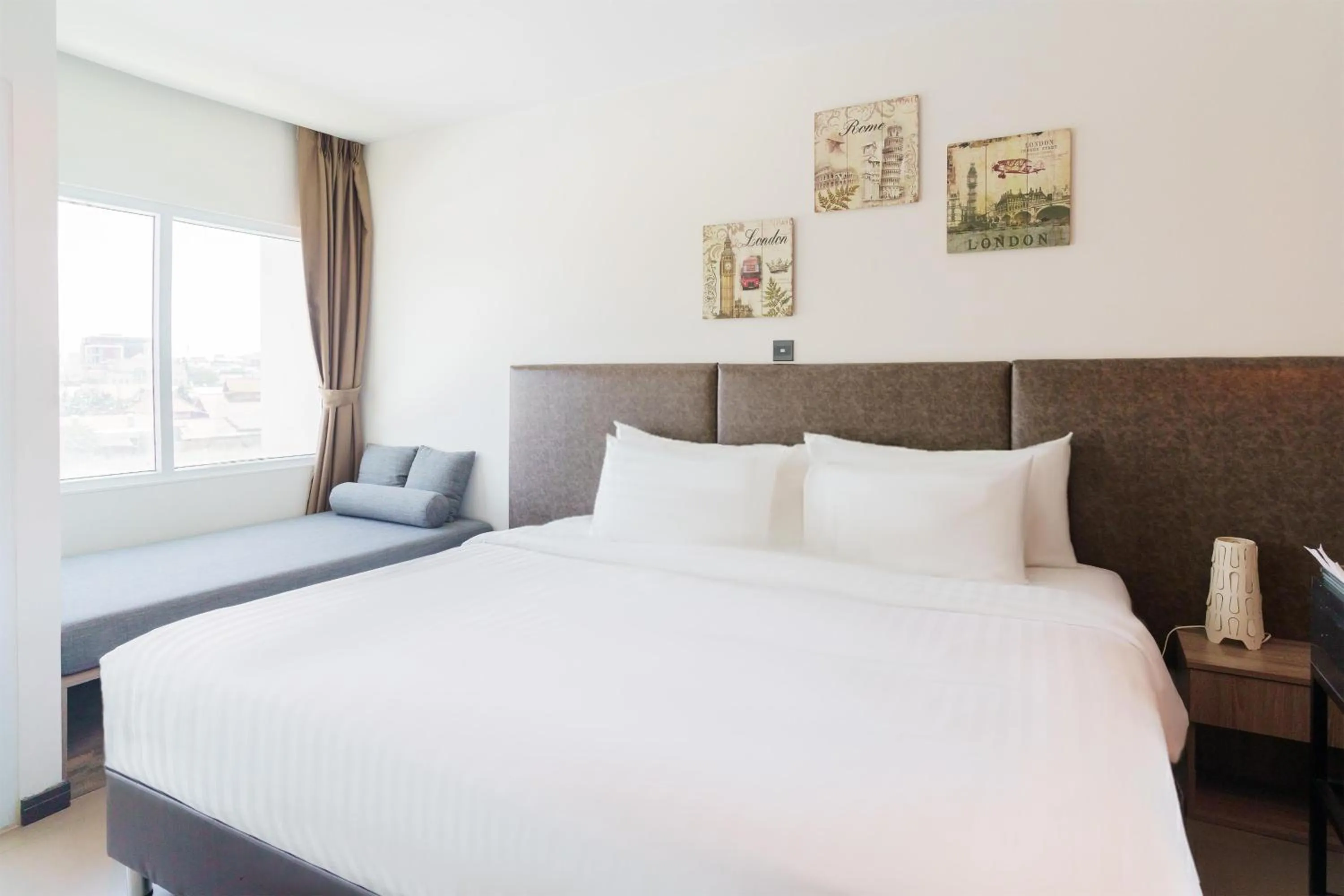 Bedroom, Bed in SureStay Plus by Best Western T Pattaya