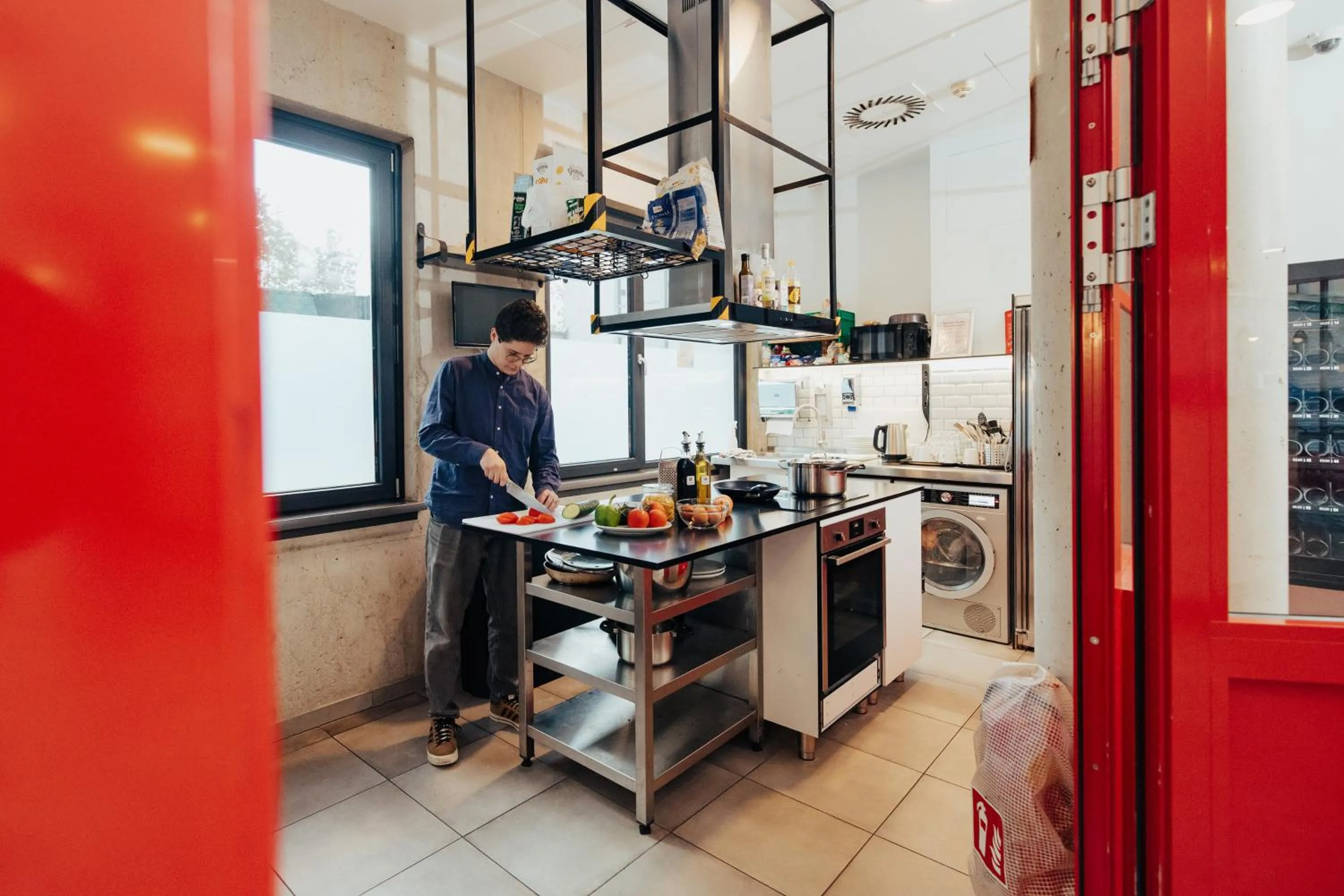 Communal kitchen in MEININGER Hotel Wien Downtown Franz