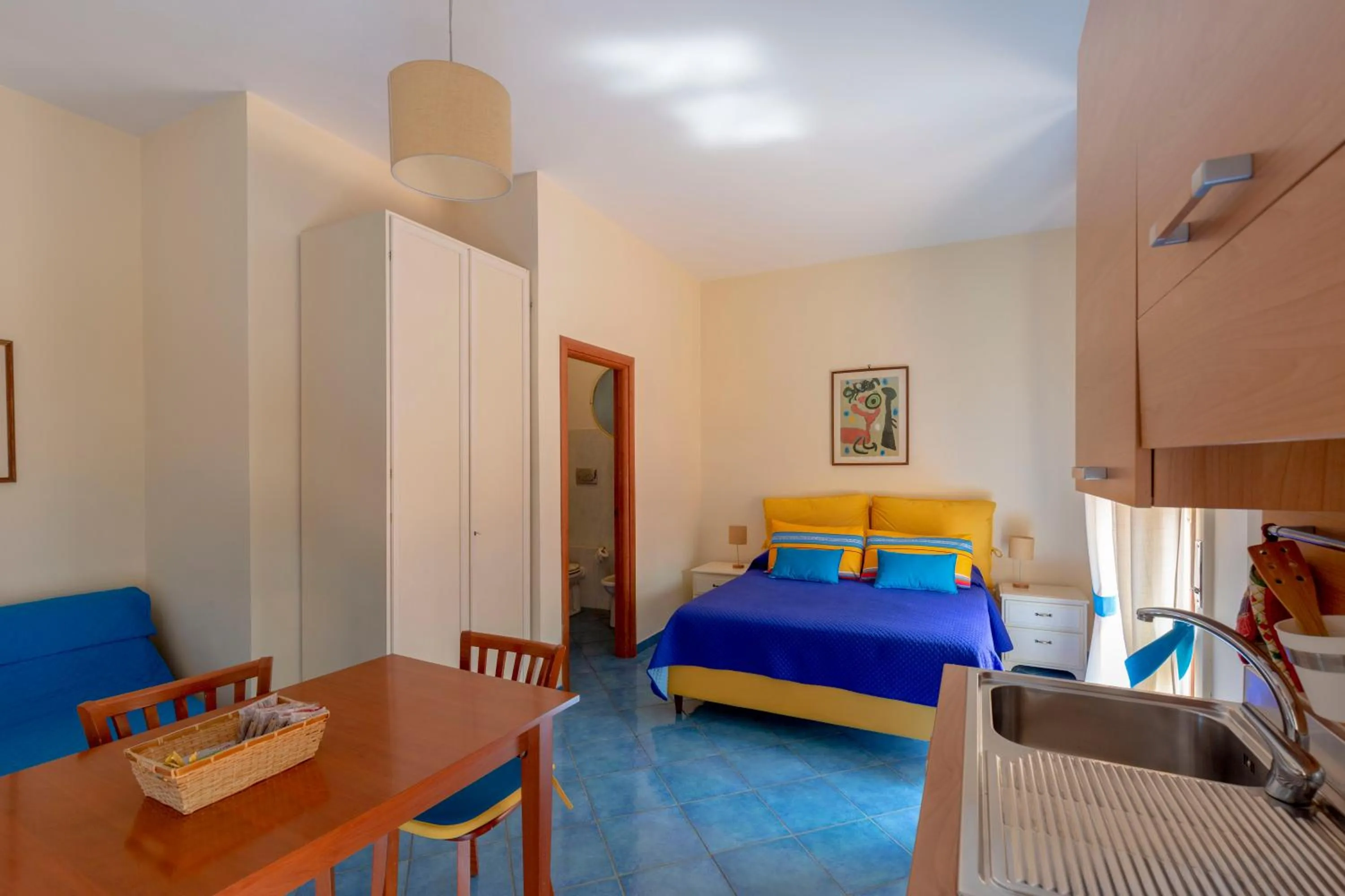 Bathroom, Bed in Villa Rosa Sorrento