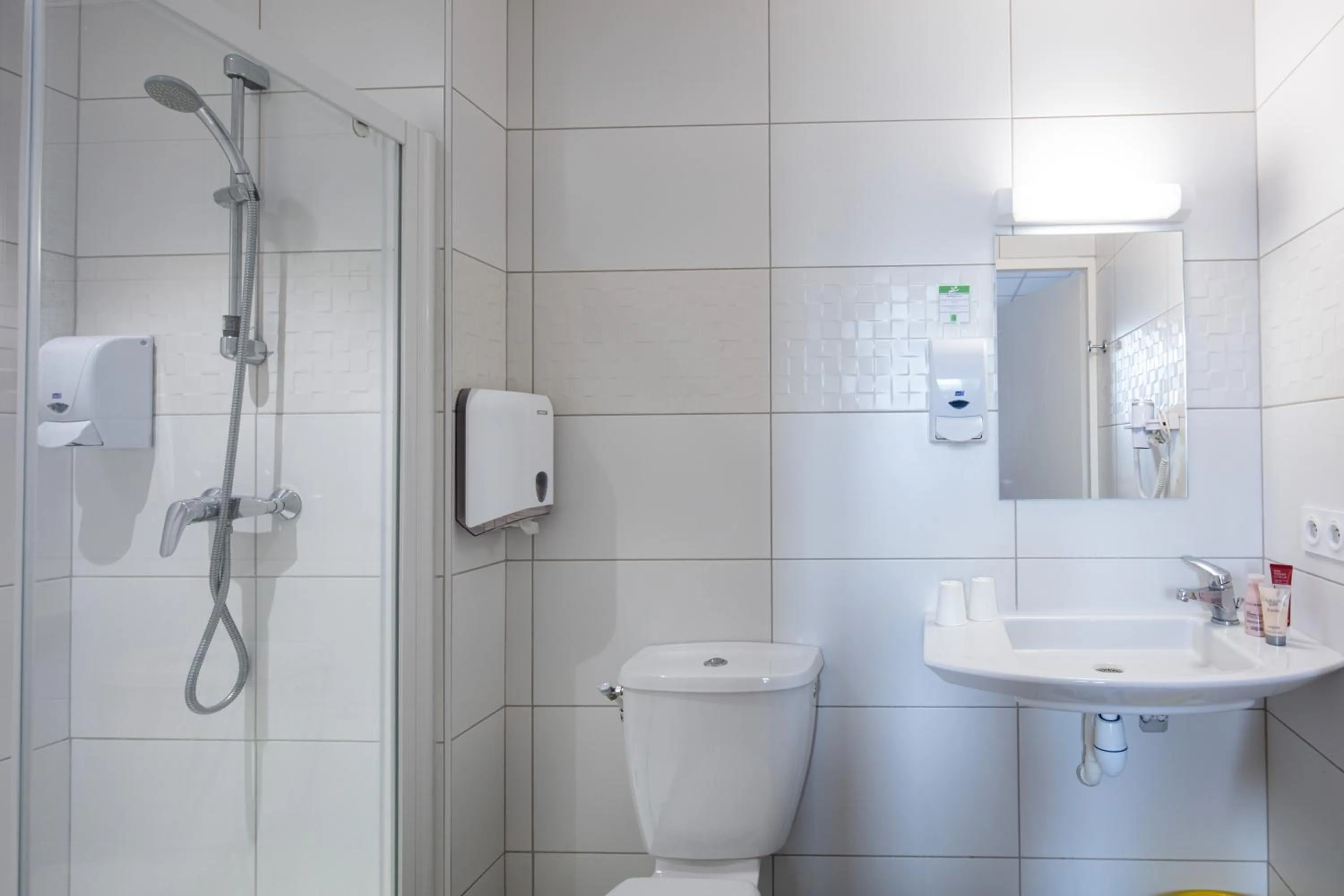Shower in Hôtel Hélianthe