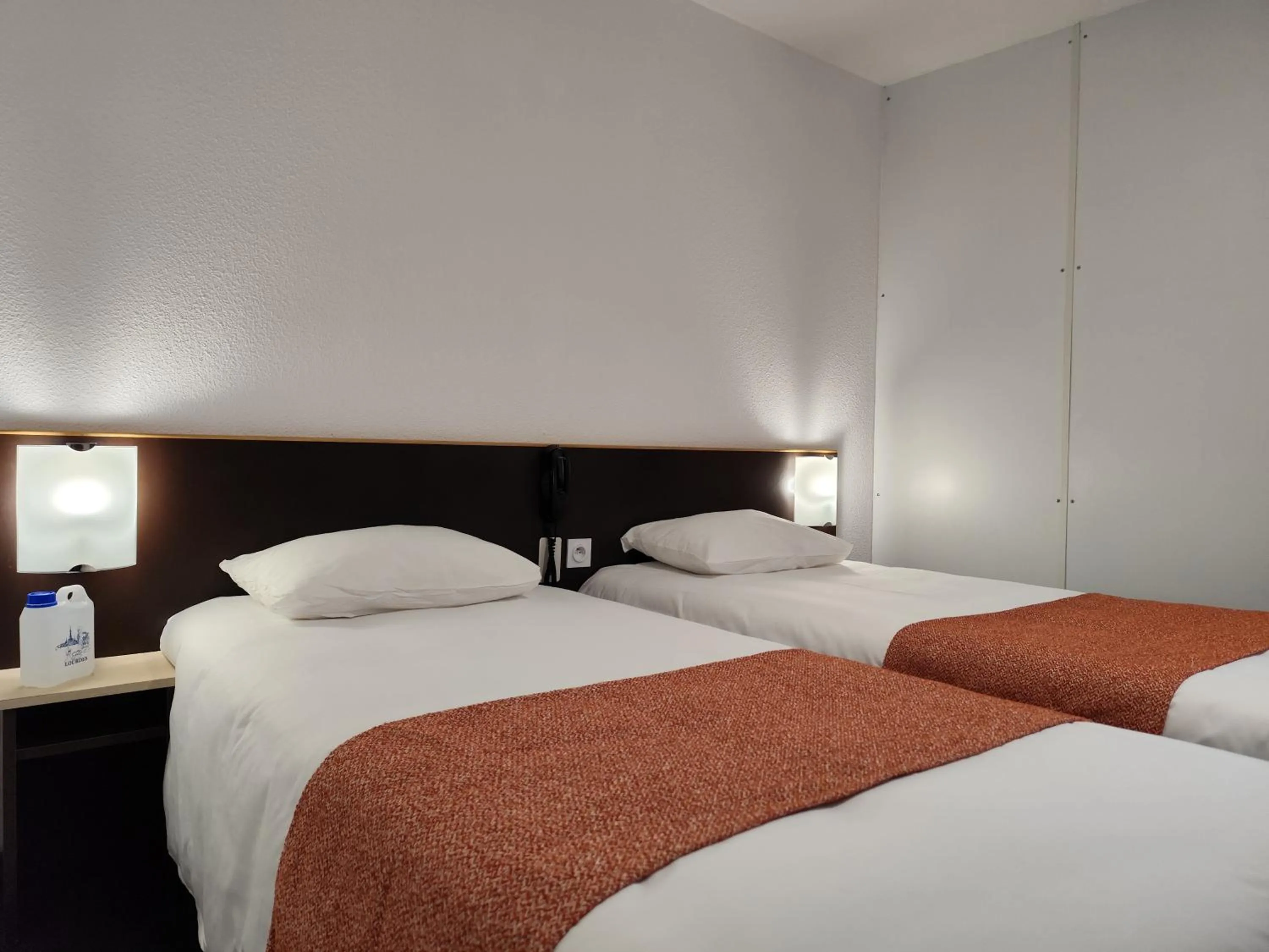 Photo of the whole room, Bed in Hôtel Hélianthe