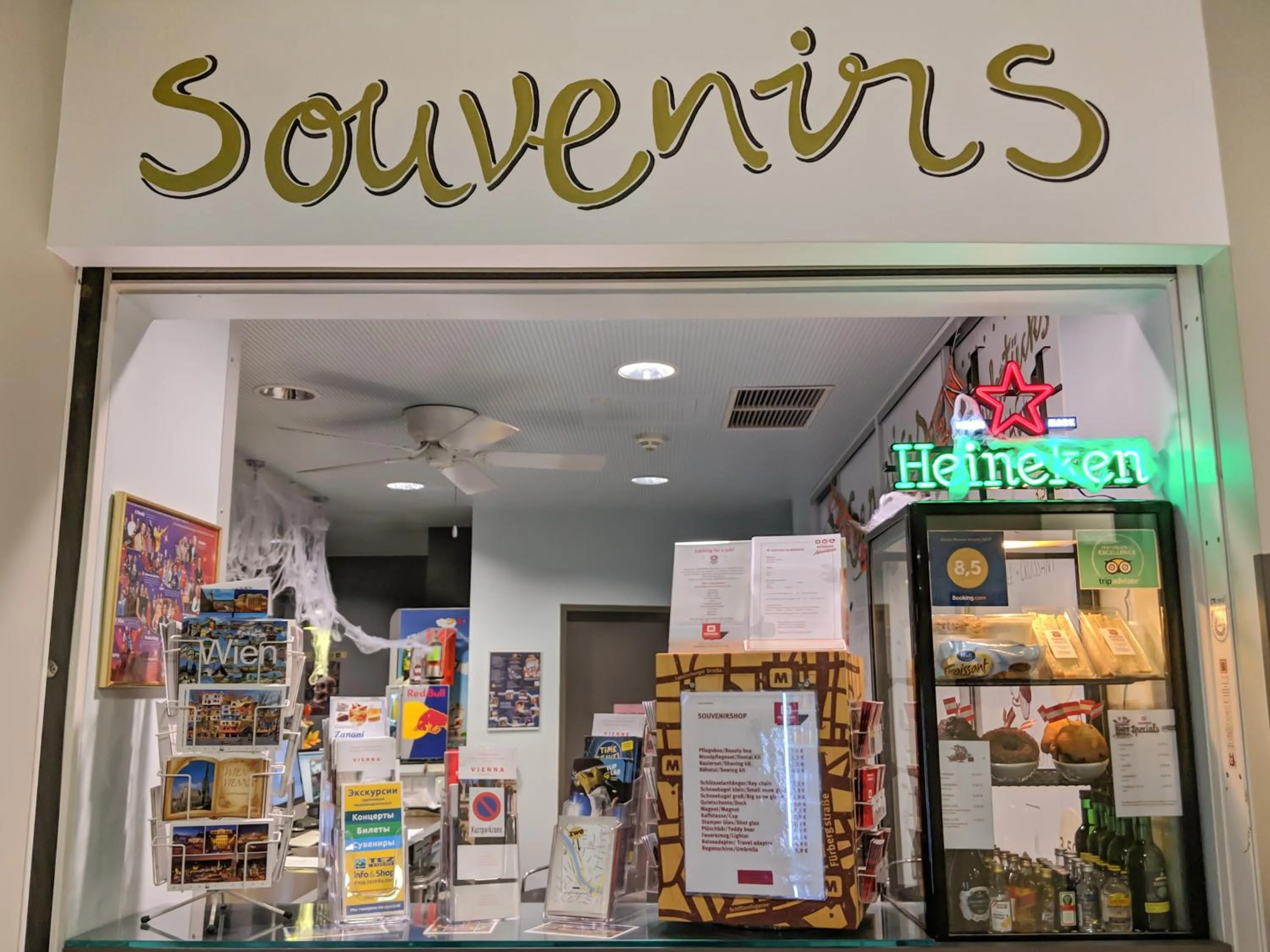 On-site shops in MEININGER Hotel Wien Downtown Sissi