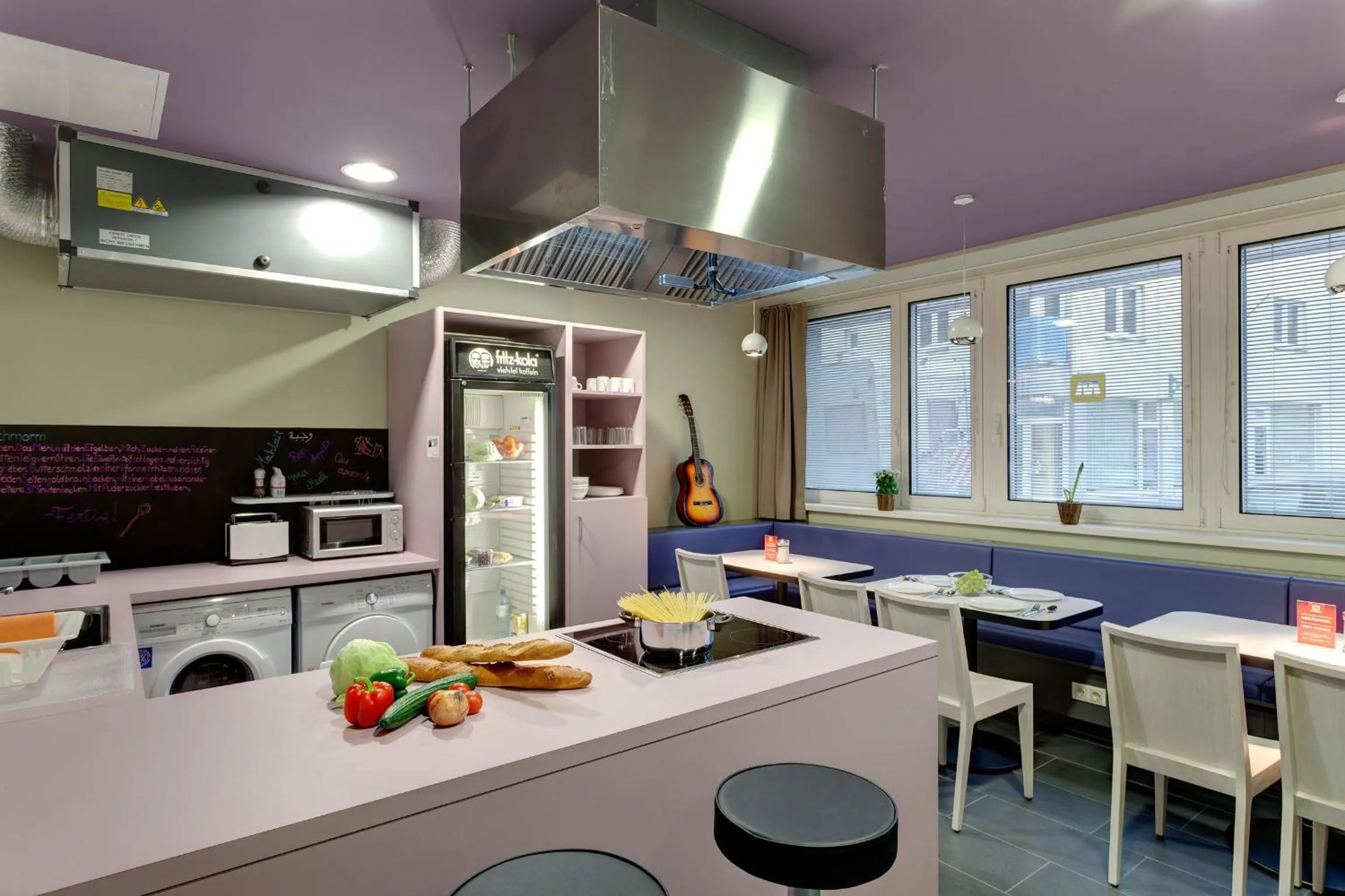 Communal lounge/ TV room in MEININGER Hotel Wien Downtown Sissi