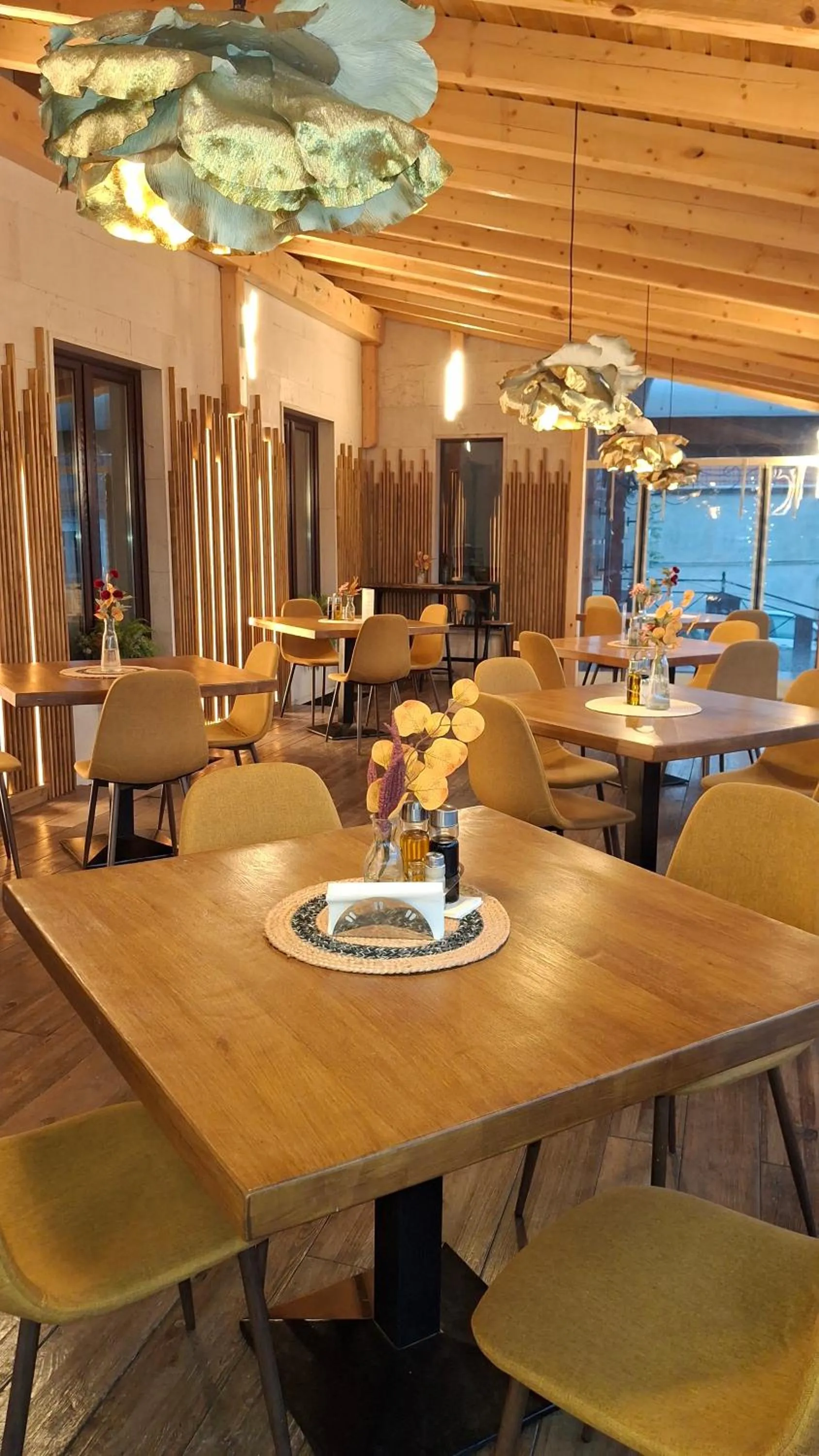 Restaurant/places to eat in Hotel Clasic