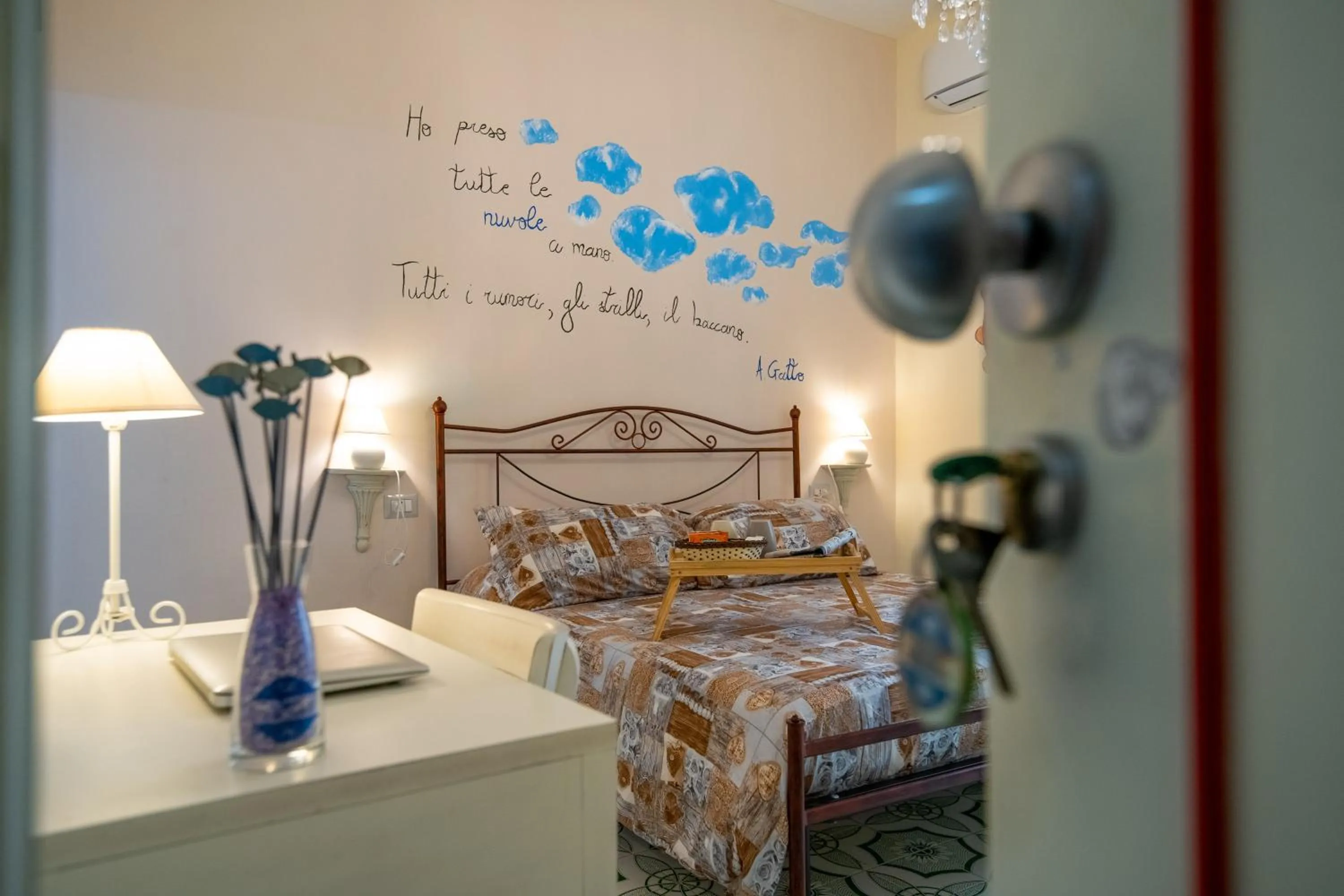 Photo of the whole room, Bed in Terre Dipinte