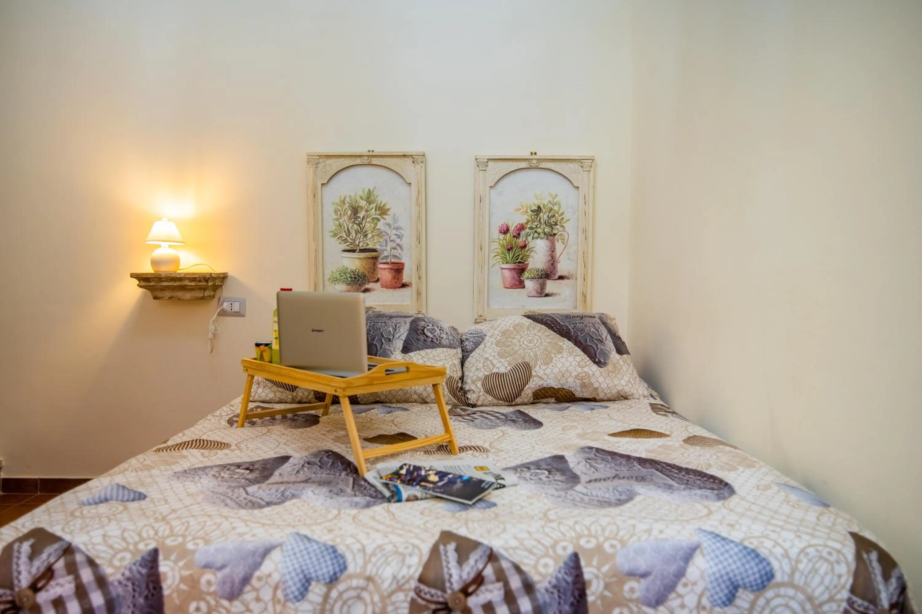 Decorative detail, Bed in Terre Dipinte