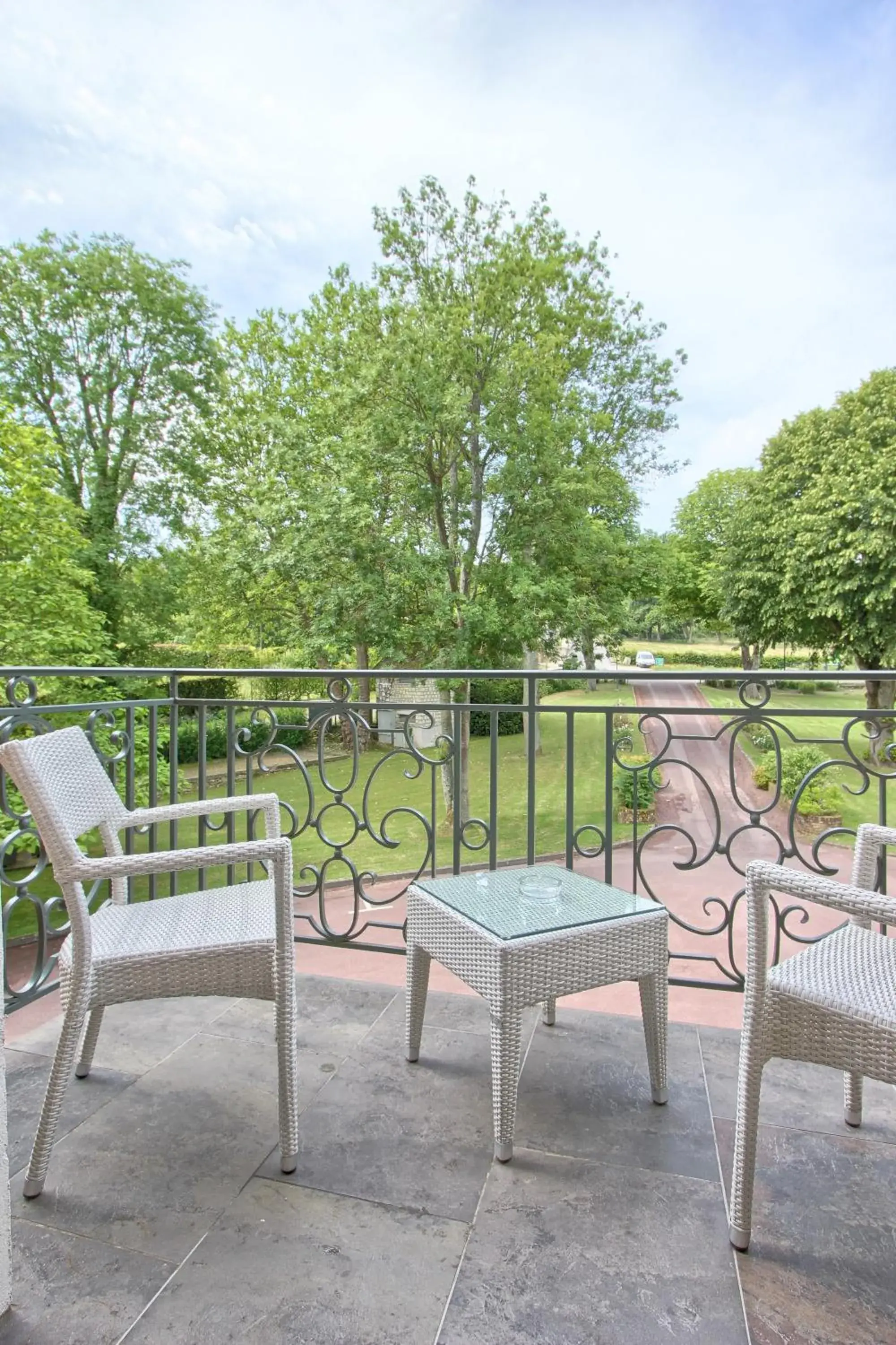 Patio in Logis le Manoir de Sauvegrain