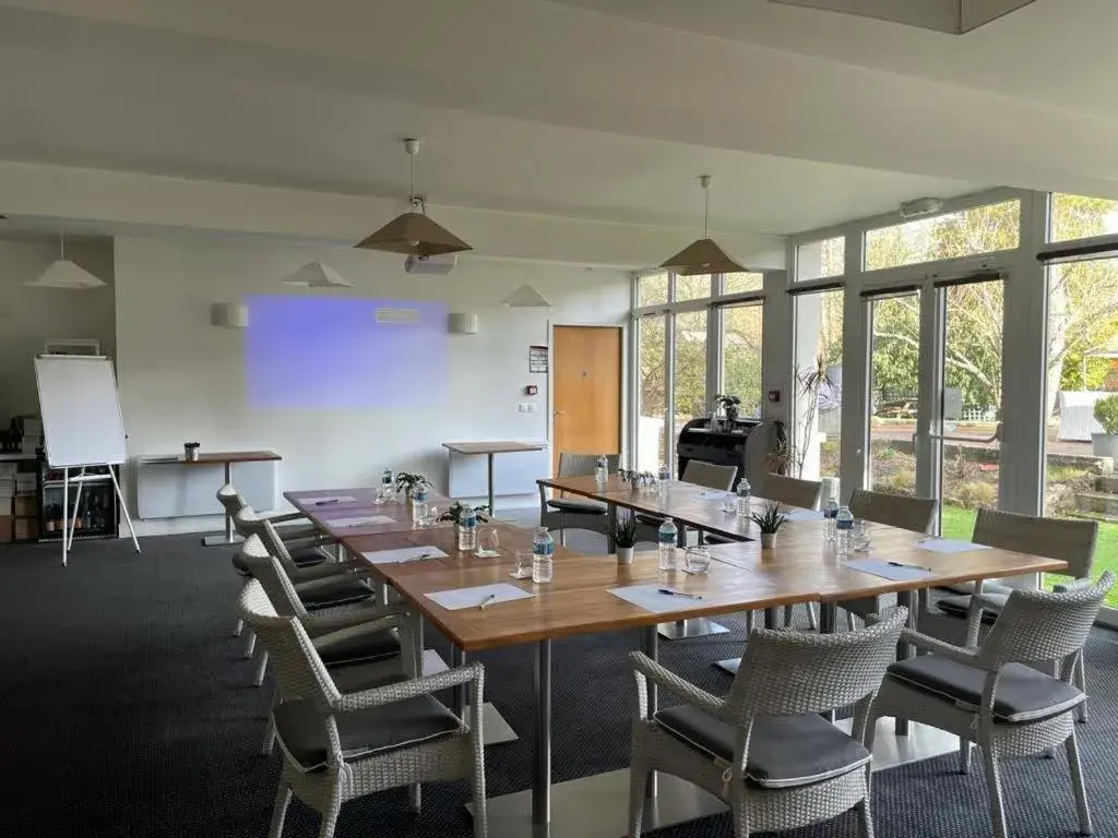 Meeting/conference room in Logis le Manoir de Sauvegrain