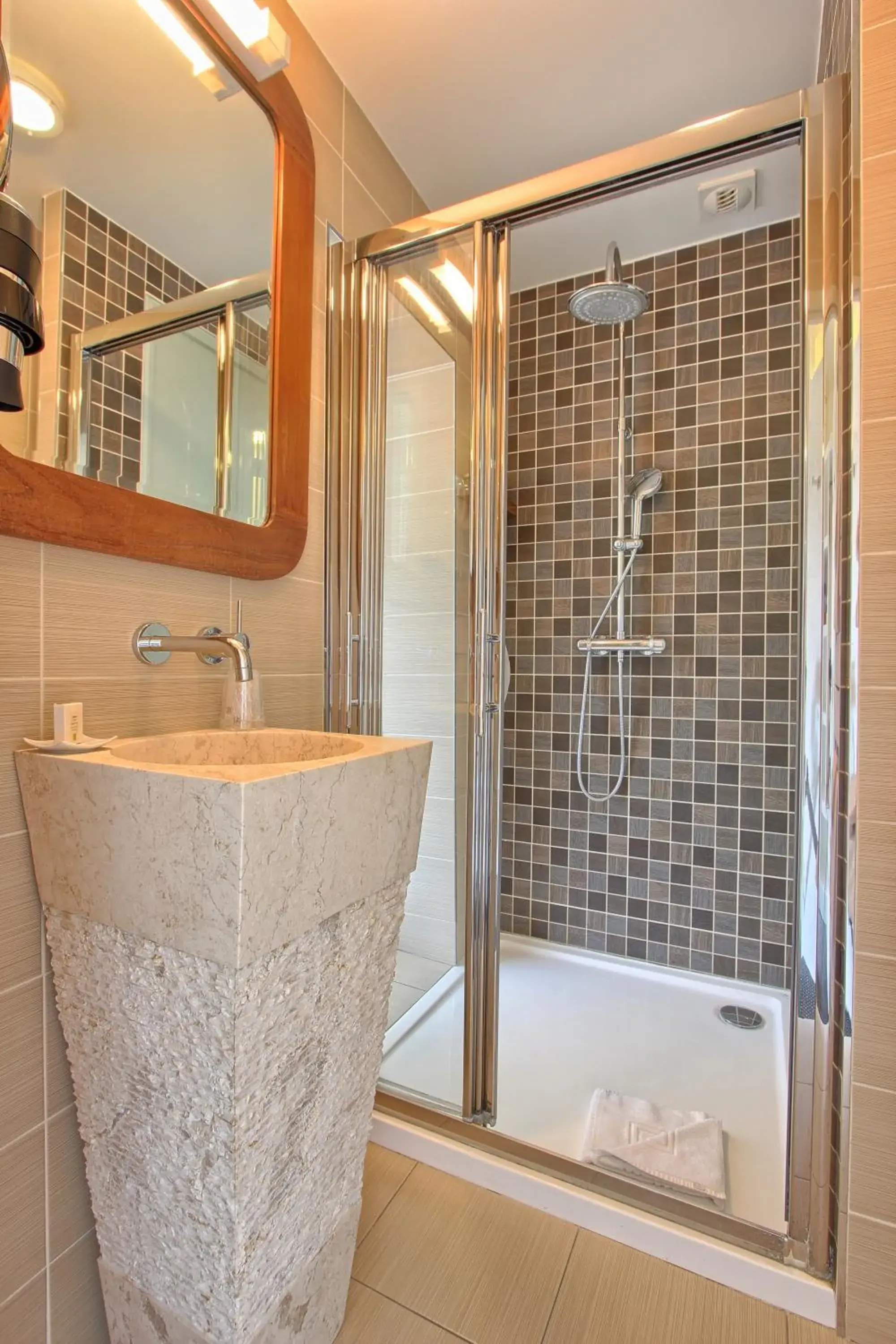 Shower, Bathroom in Logis le Manoir de Sauvegrain