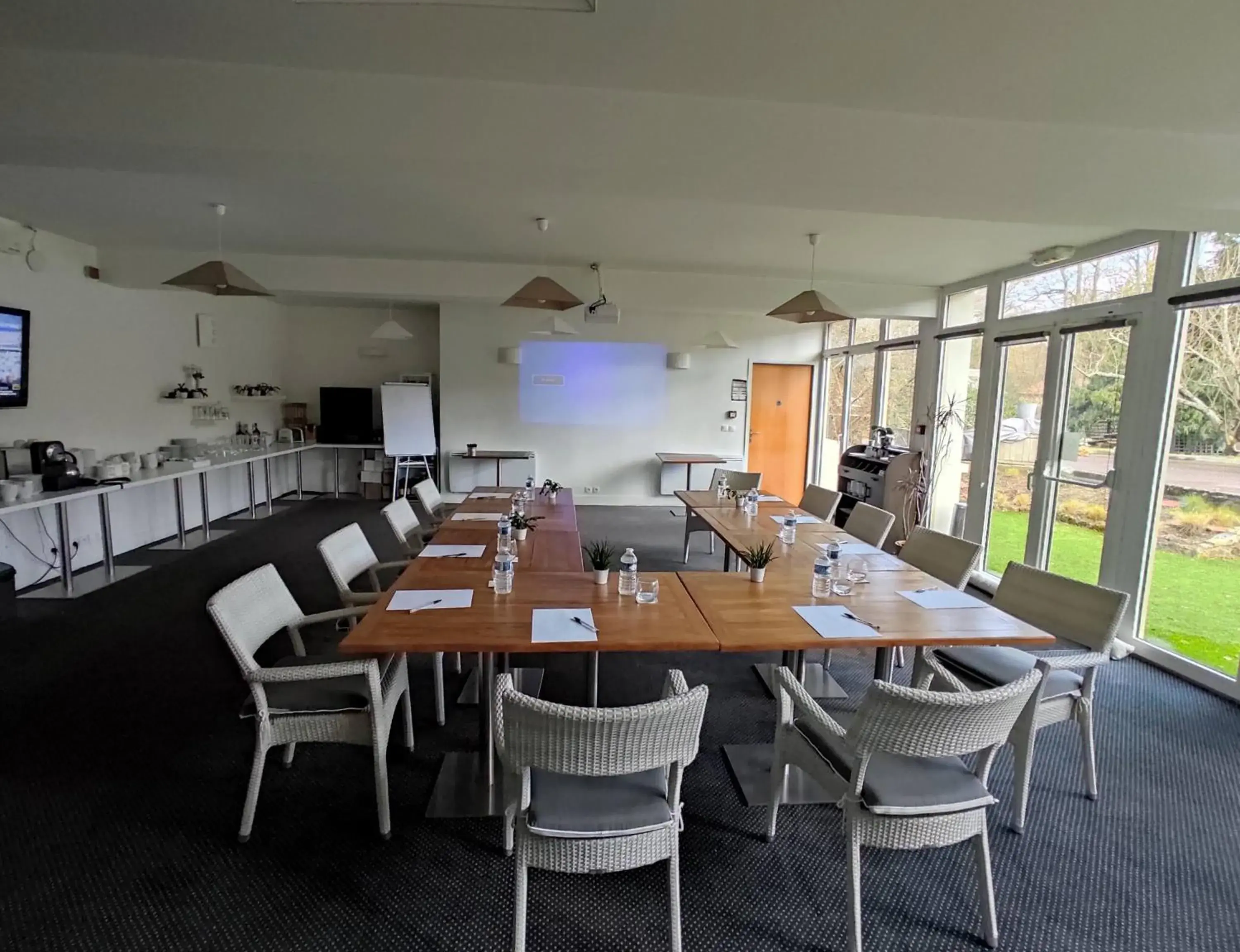 Meeting/conference room in Logis le Manoir de Sauvegrain