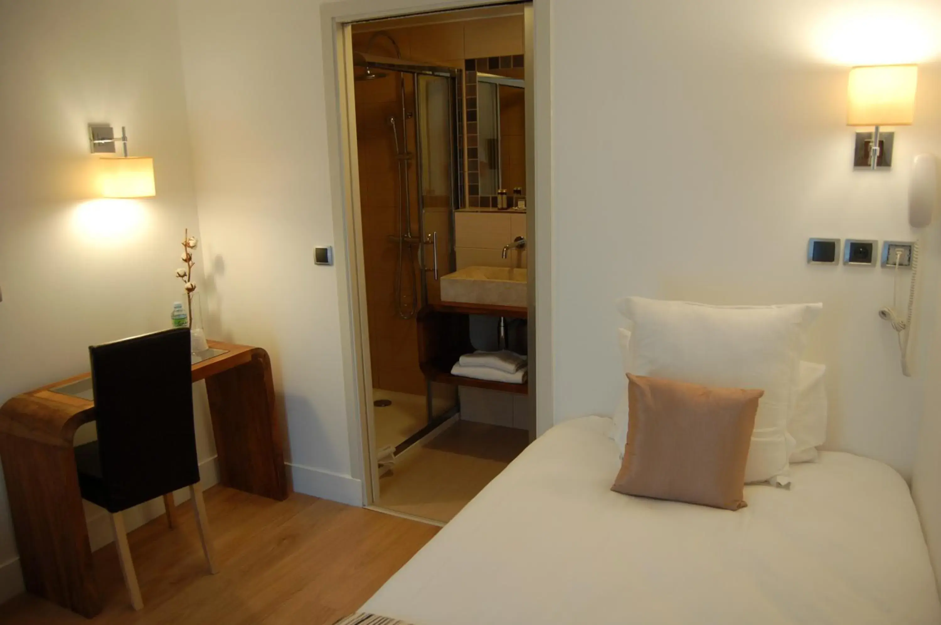 Bedroom, Bed in Logis le Manoir de Sauvegrain