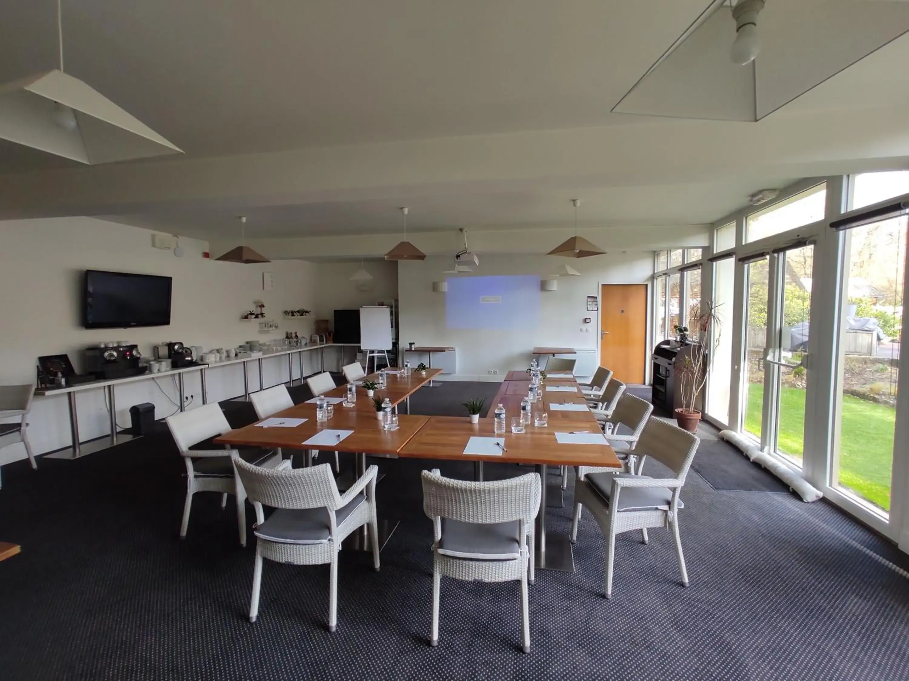 Meeting/conference room in Logis le Manoir de Sauvegrain