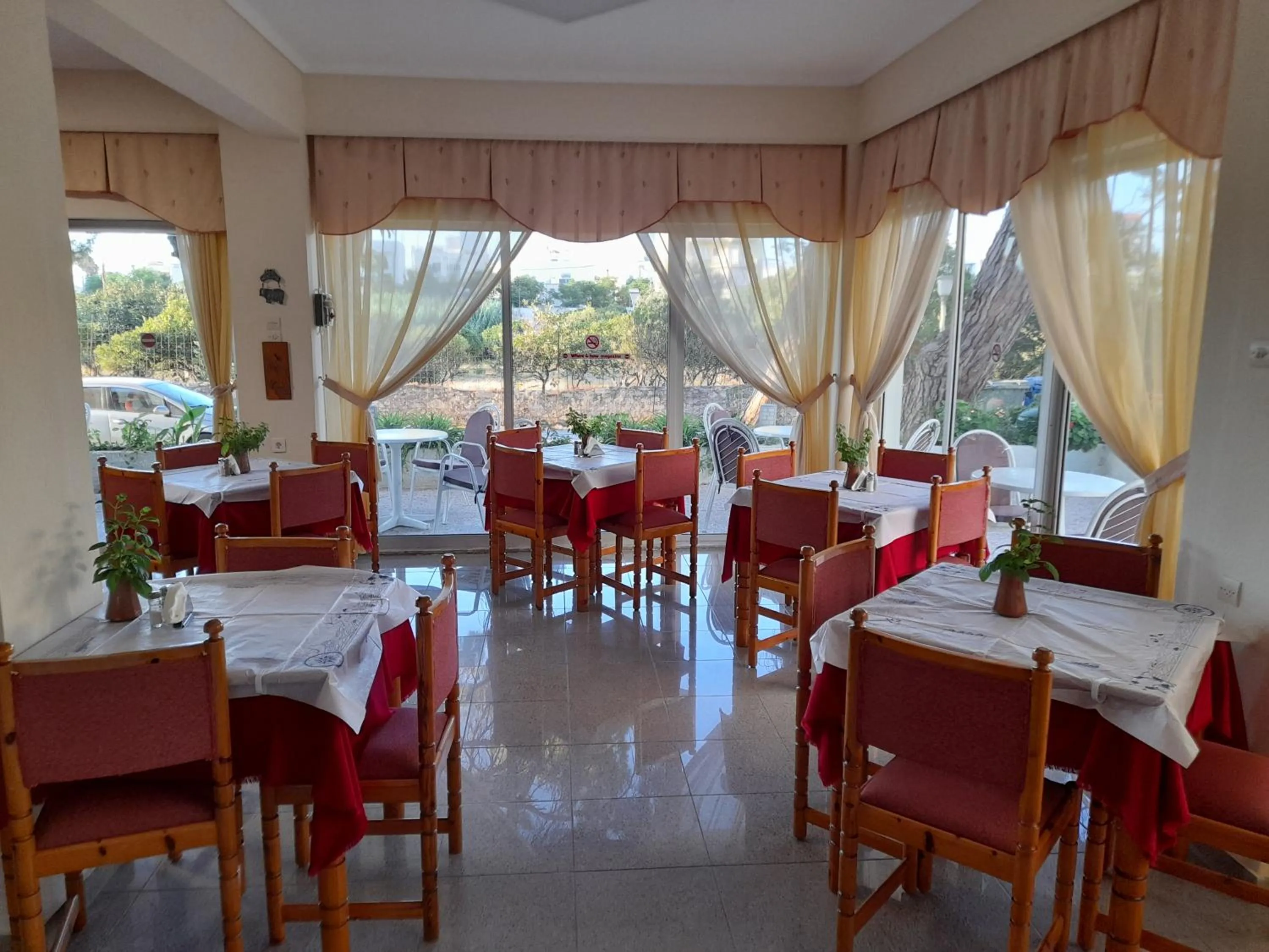 Restaurant/places to eat in Phaethon Hotel