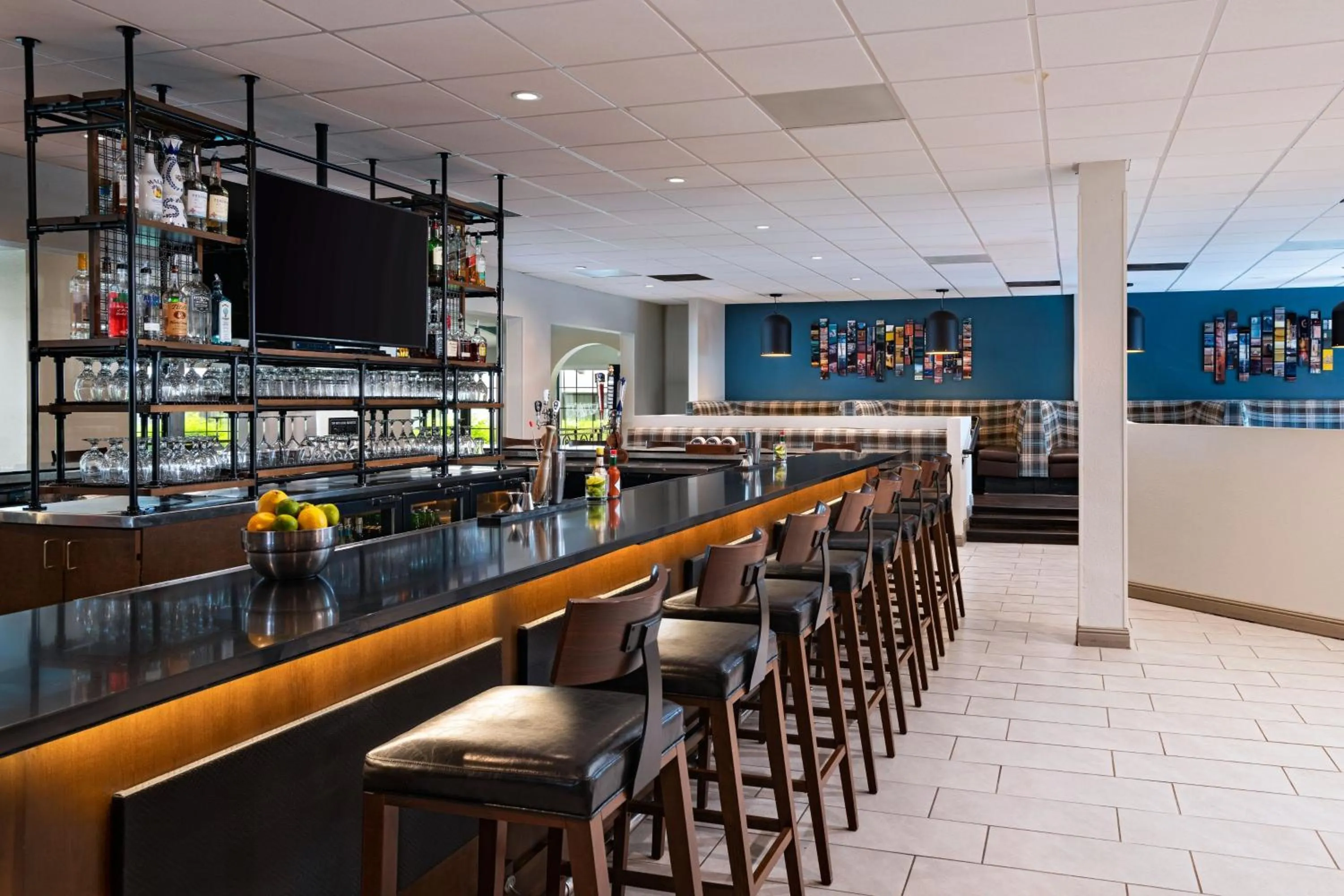 Lounge or bar in Four Points by Sheraton Tucson Airport