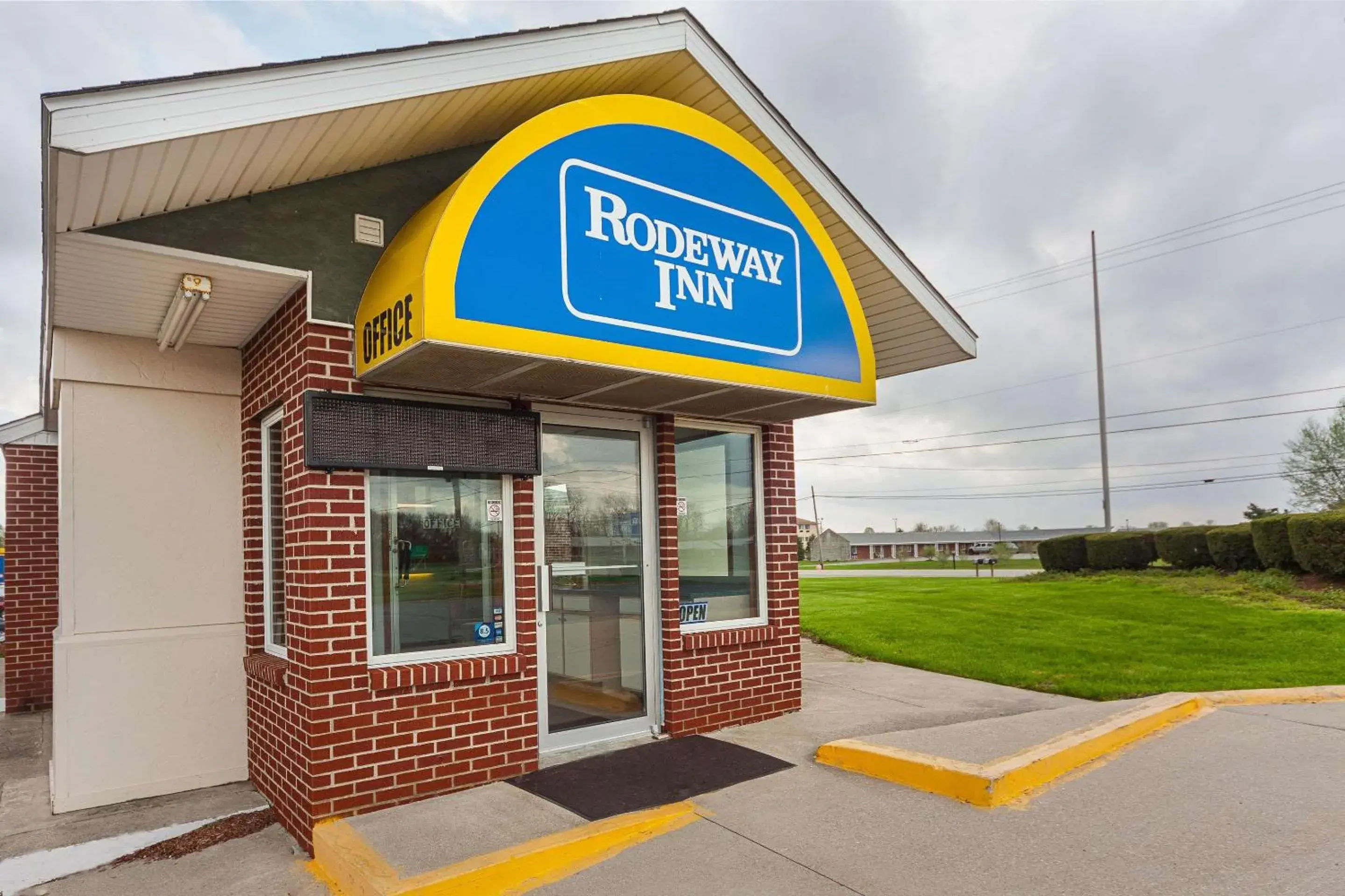 Property building in Rodeway Inn Wauseon Property building in Rodeway Inn Wauseon