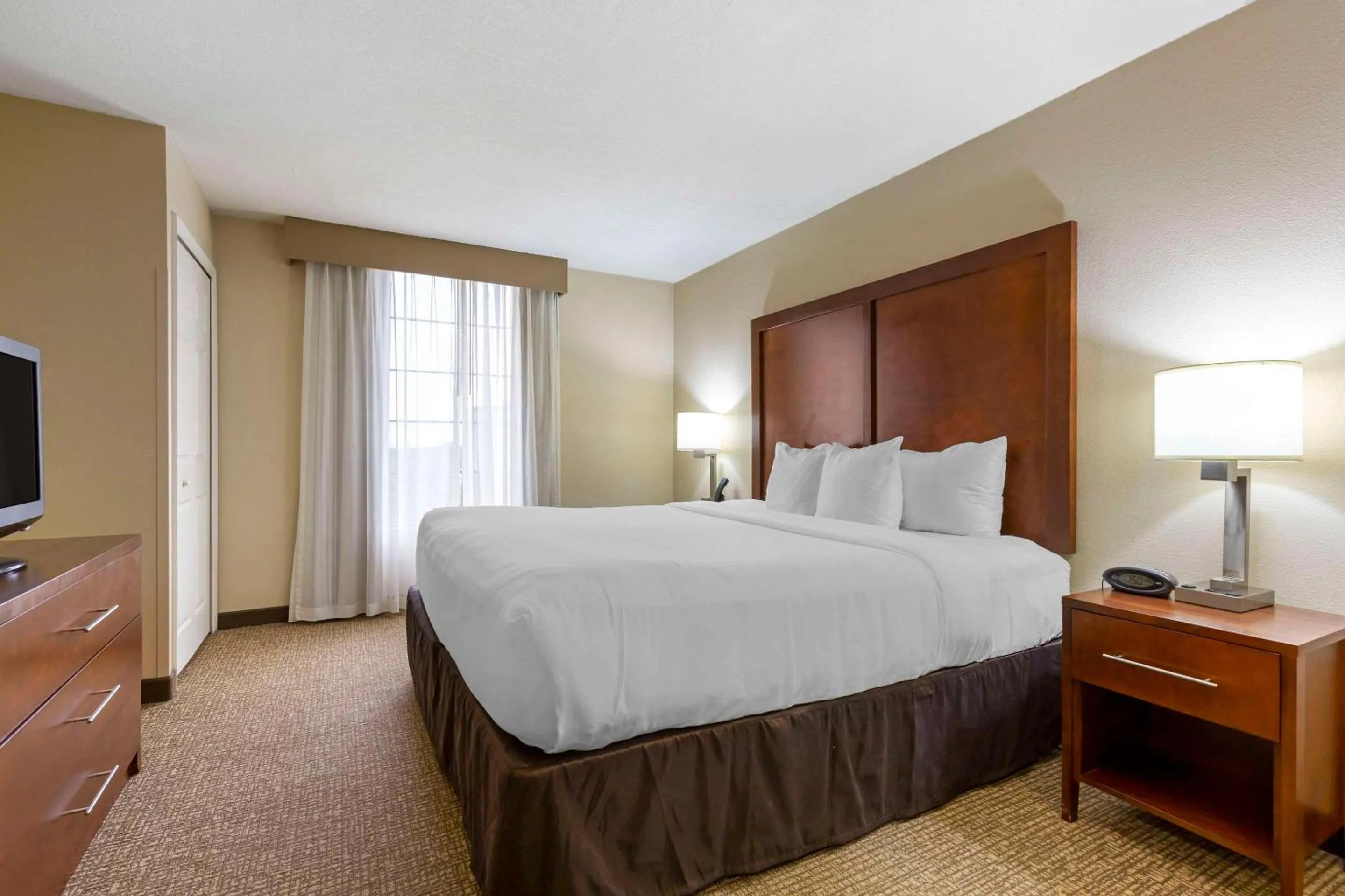 Bedroom, Bed in Comfort Suites Near Potomac Mills