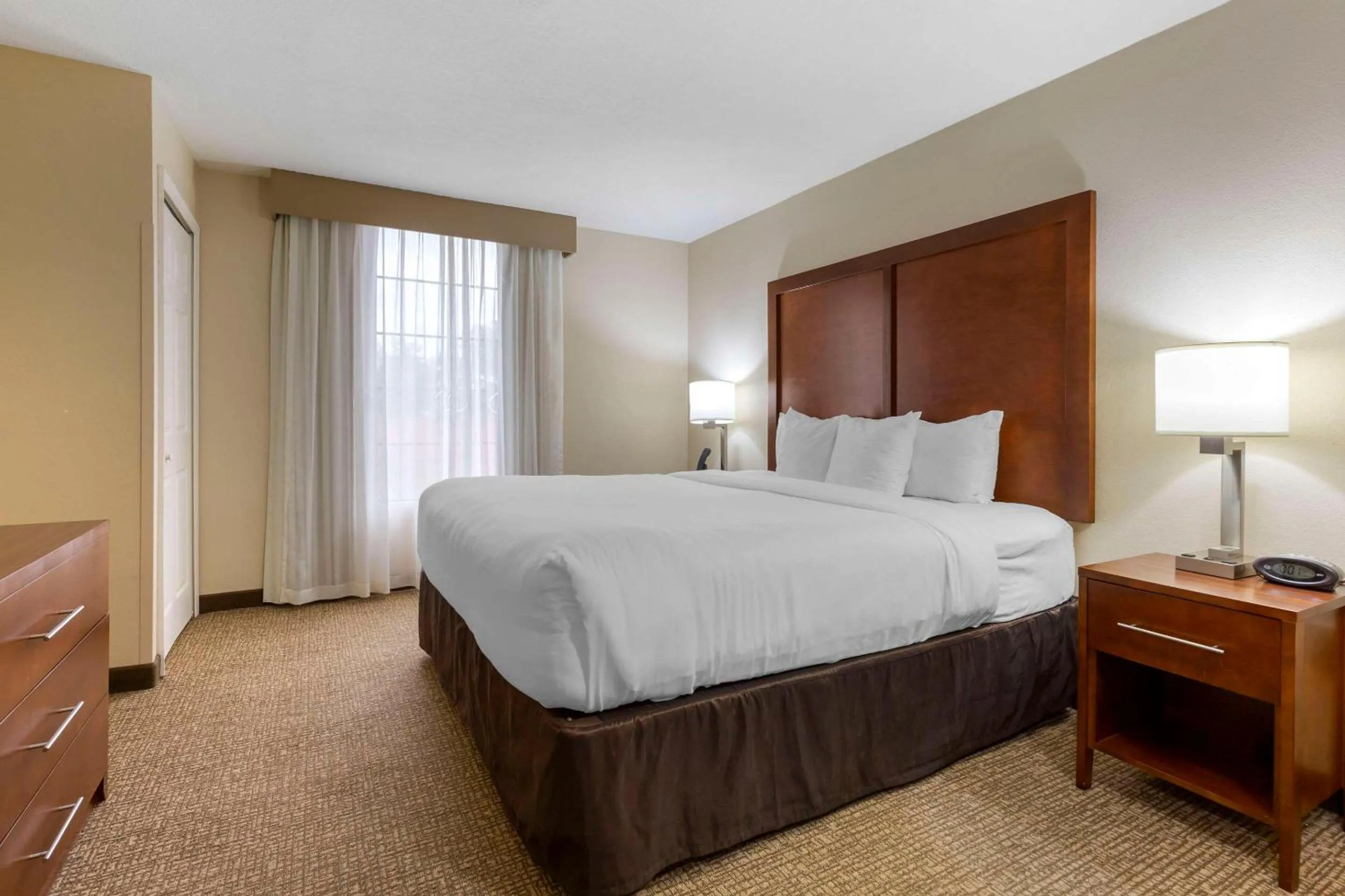 Bedroom, Bed in Comfort Suites Near Potomac Mills