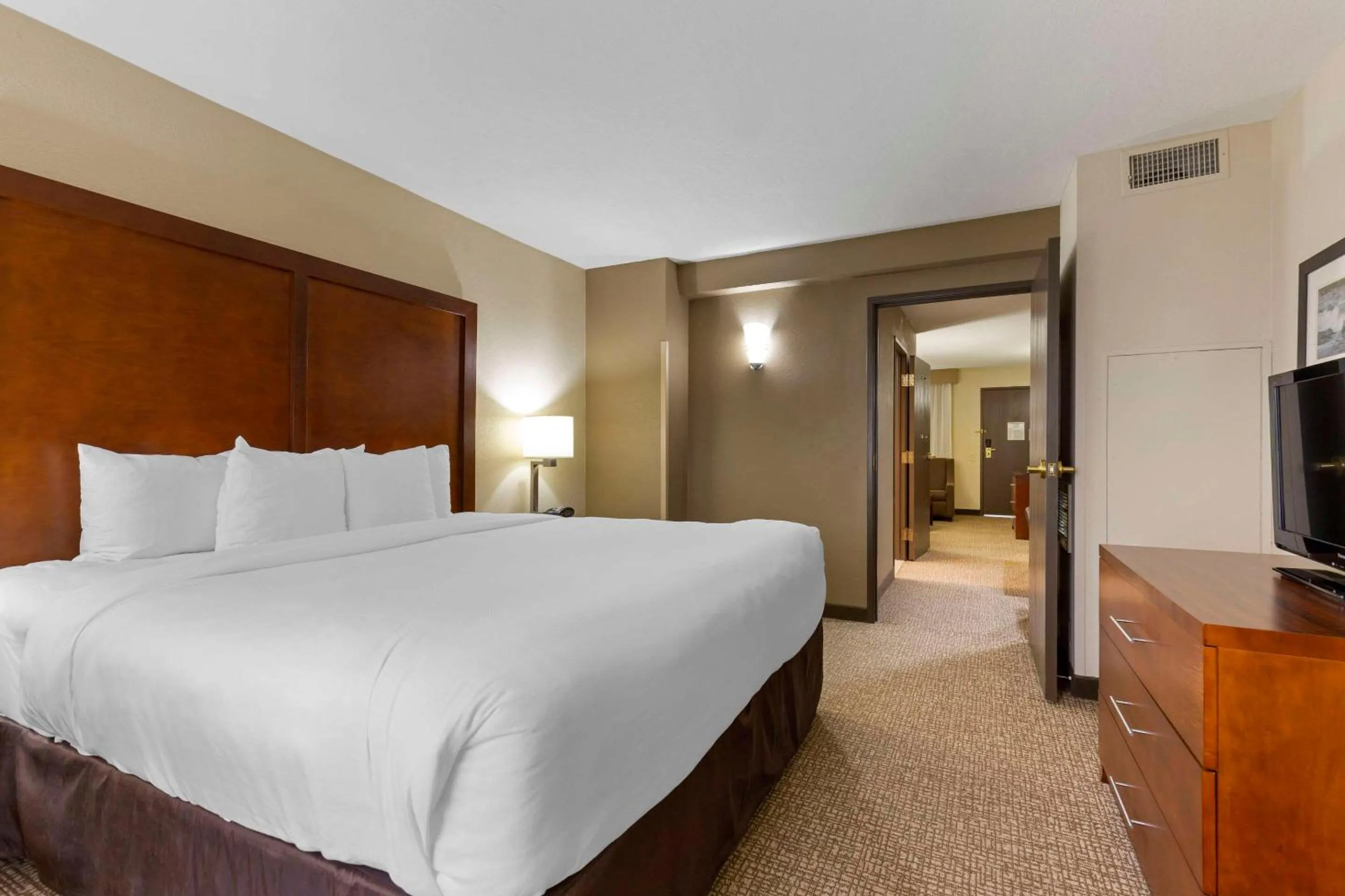 Bedroom, Bed in Comfort Suites Near Potomac Mills