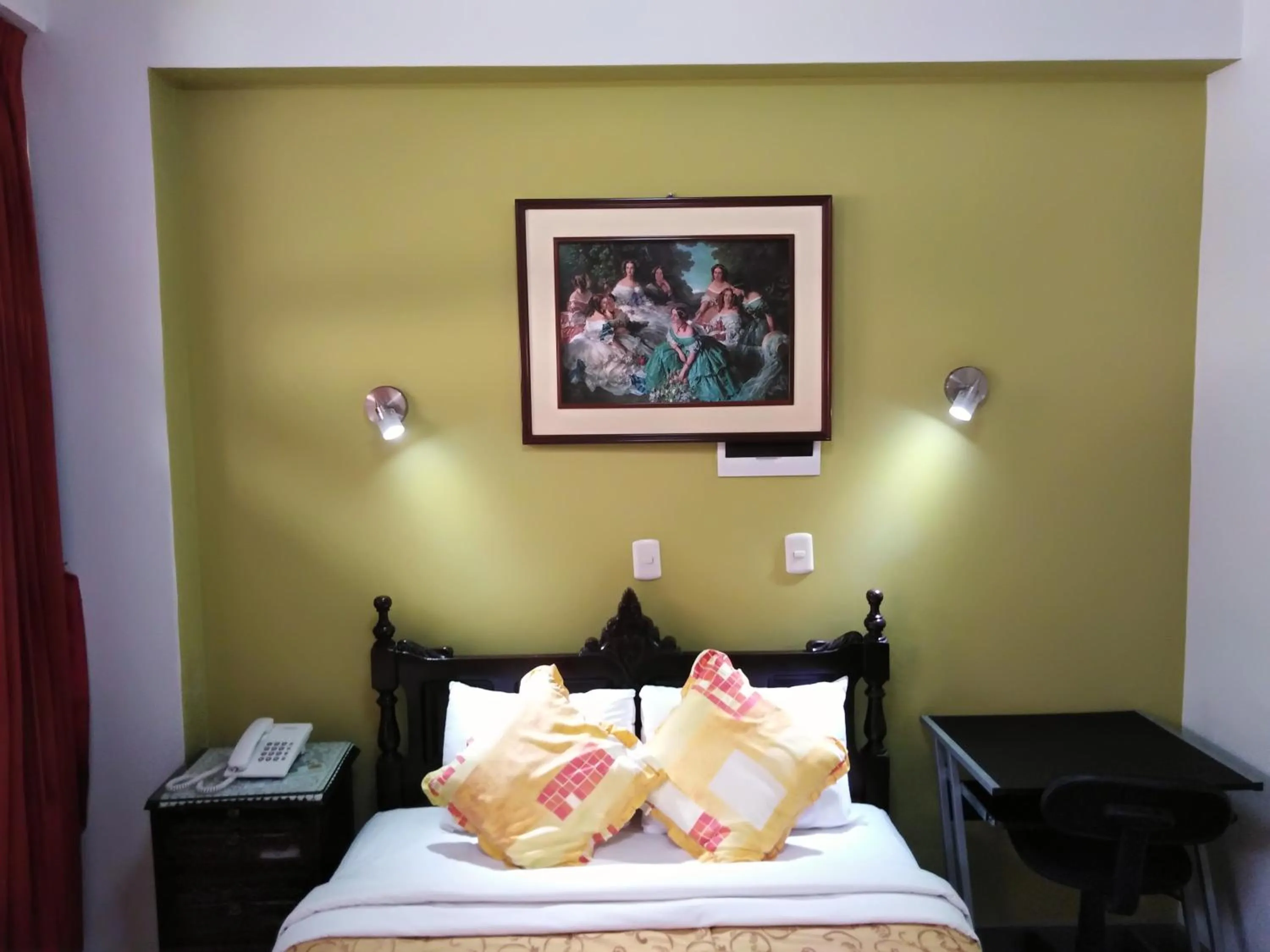 Bed in Hotel Plaza Bolognesi 344