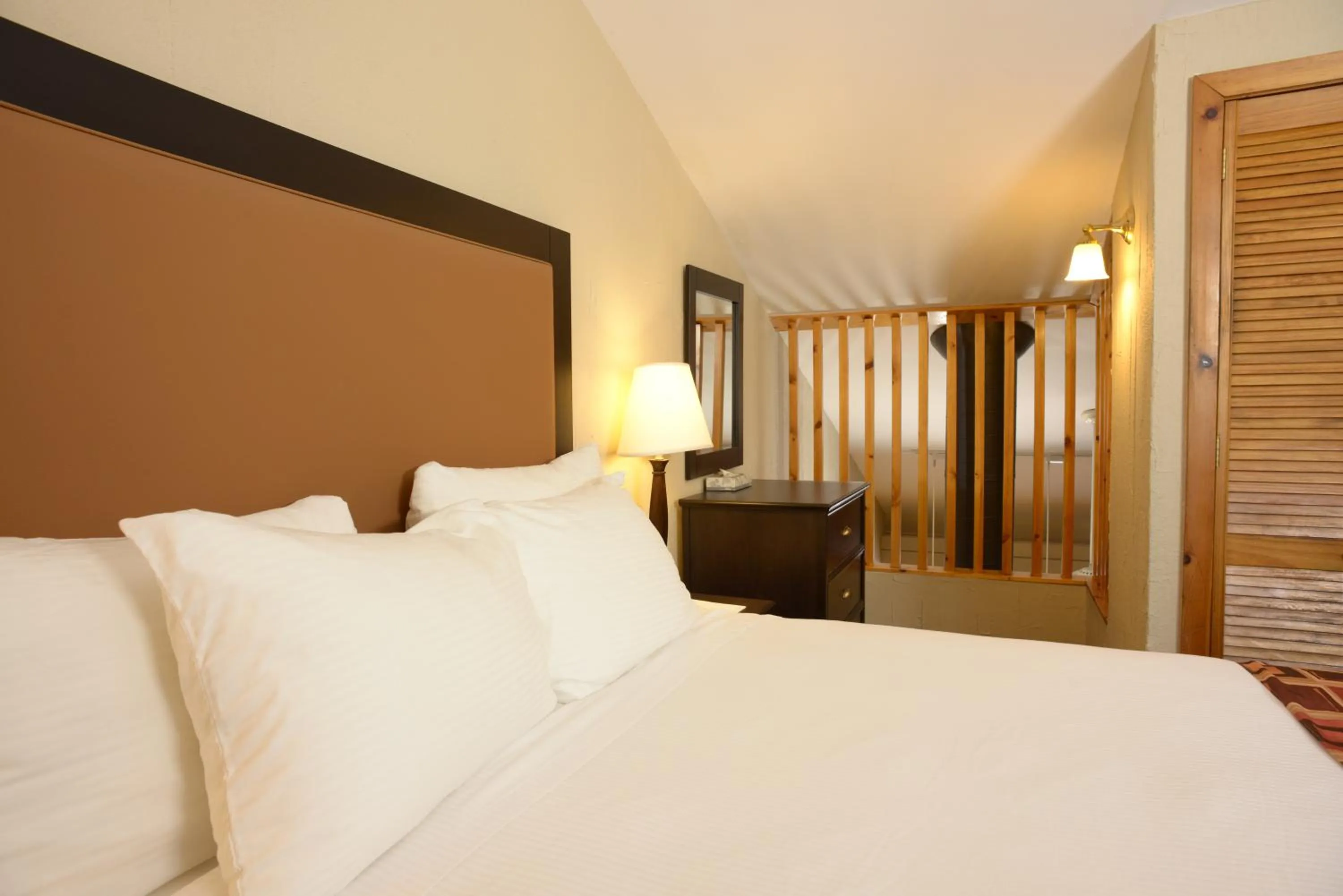 Bed in Millcroft Inn & Spa