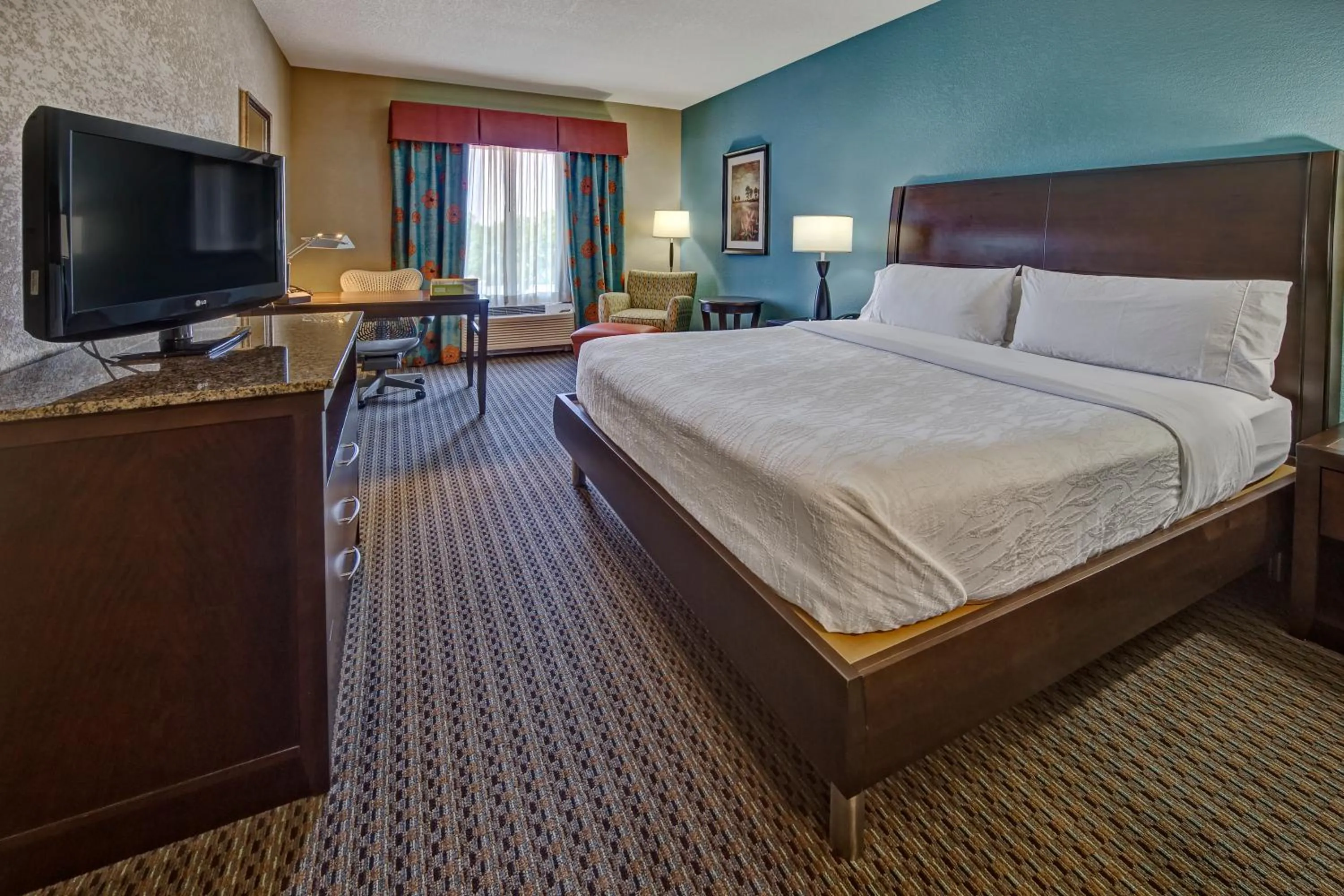 Photo of the whole room, Bed in Hilton Garden Inn Midtown Tulsa